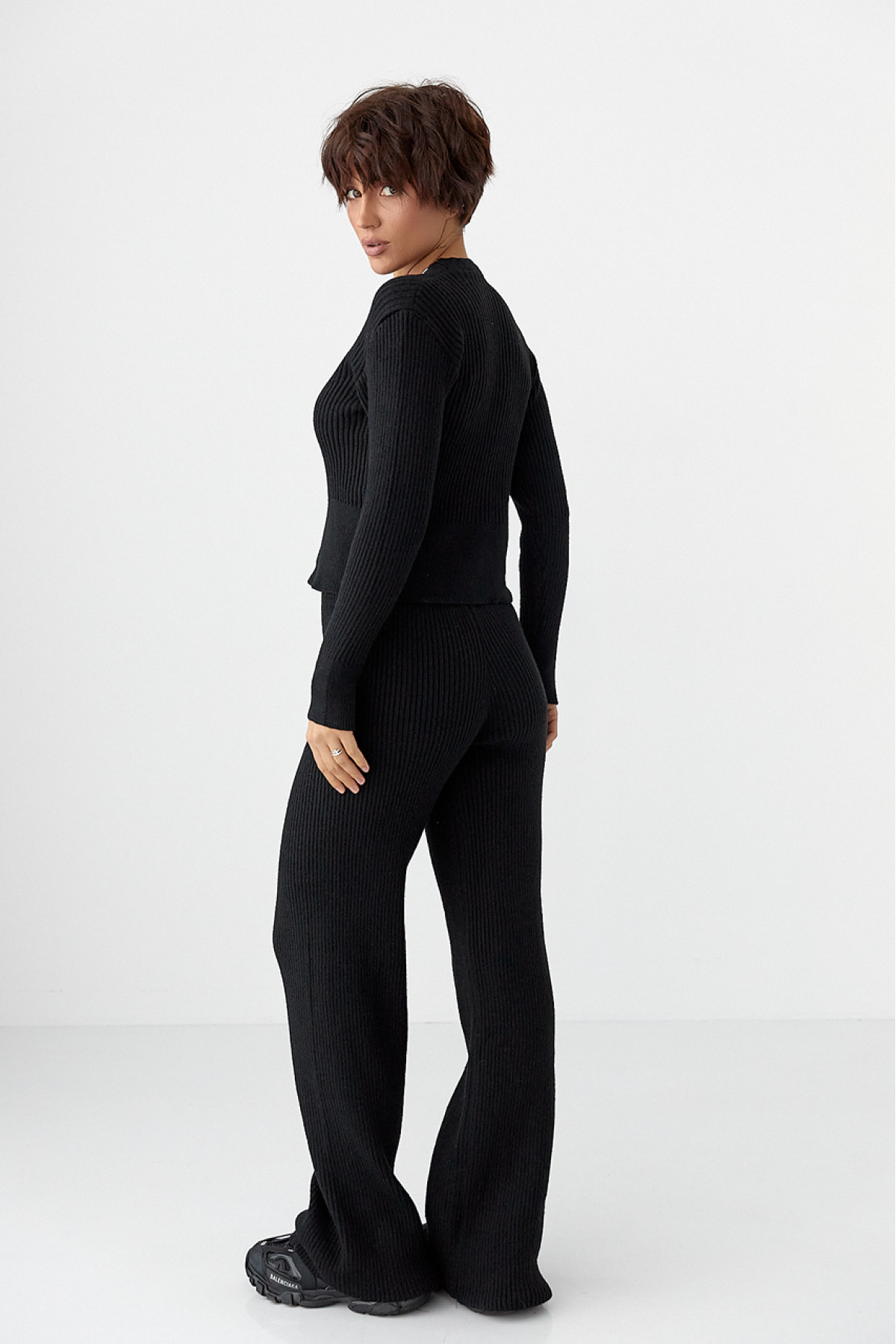 Трикотажний костюм у рубчик із кардиганом і штанами палаццо  чорний колір