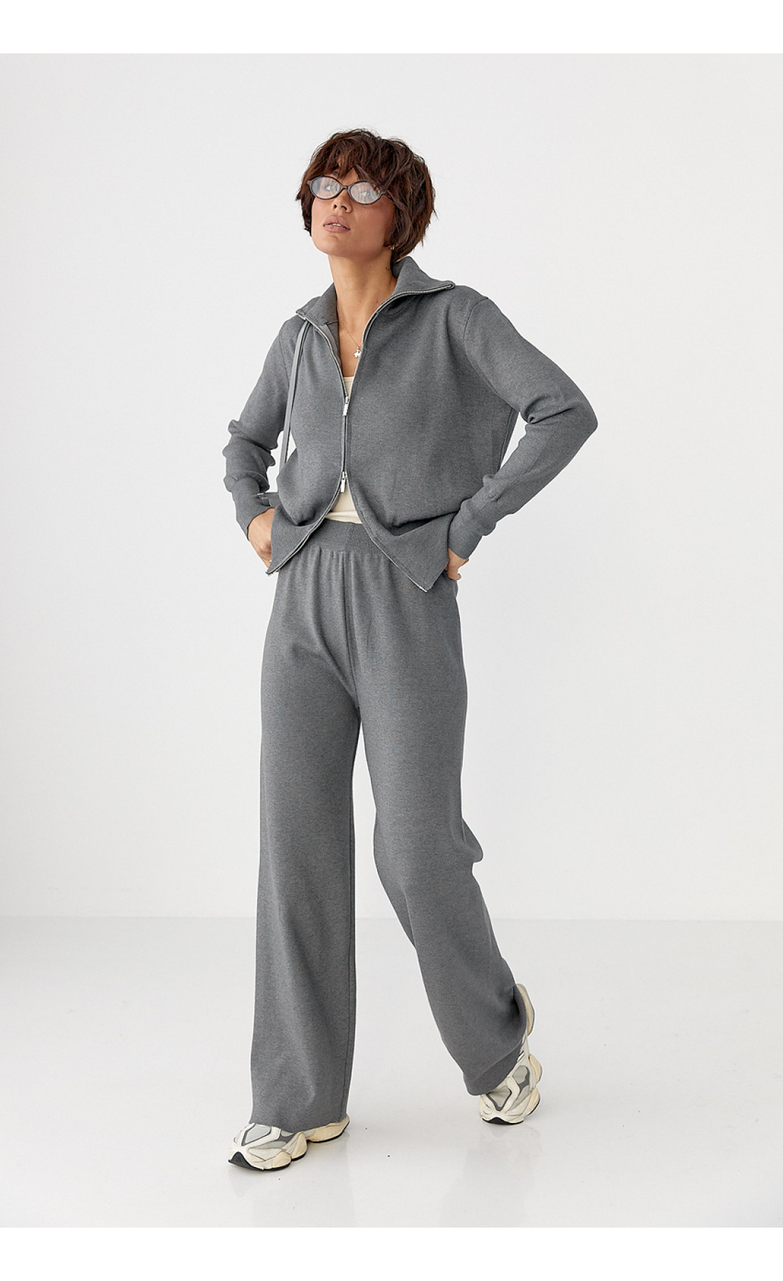 Трикотажний костюм із коротким кардиганом на блискавці та широкими штанами  сірий колір
