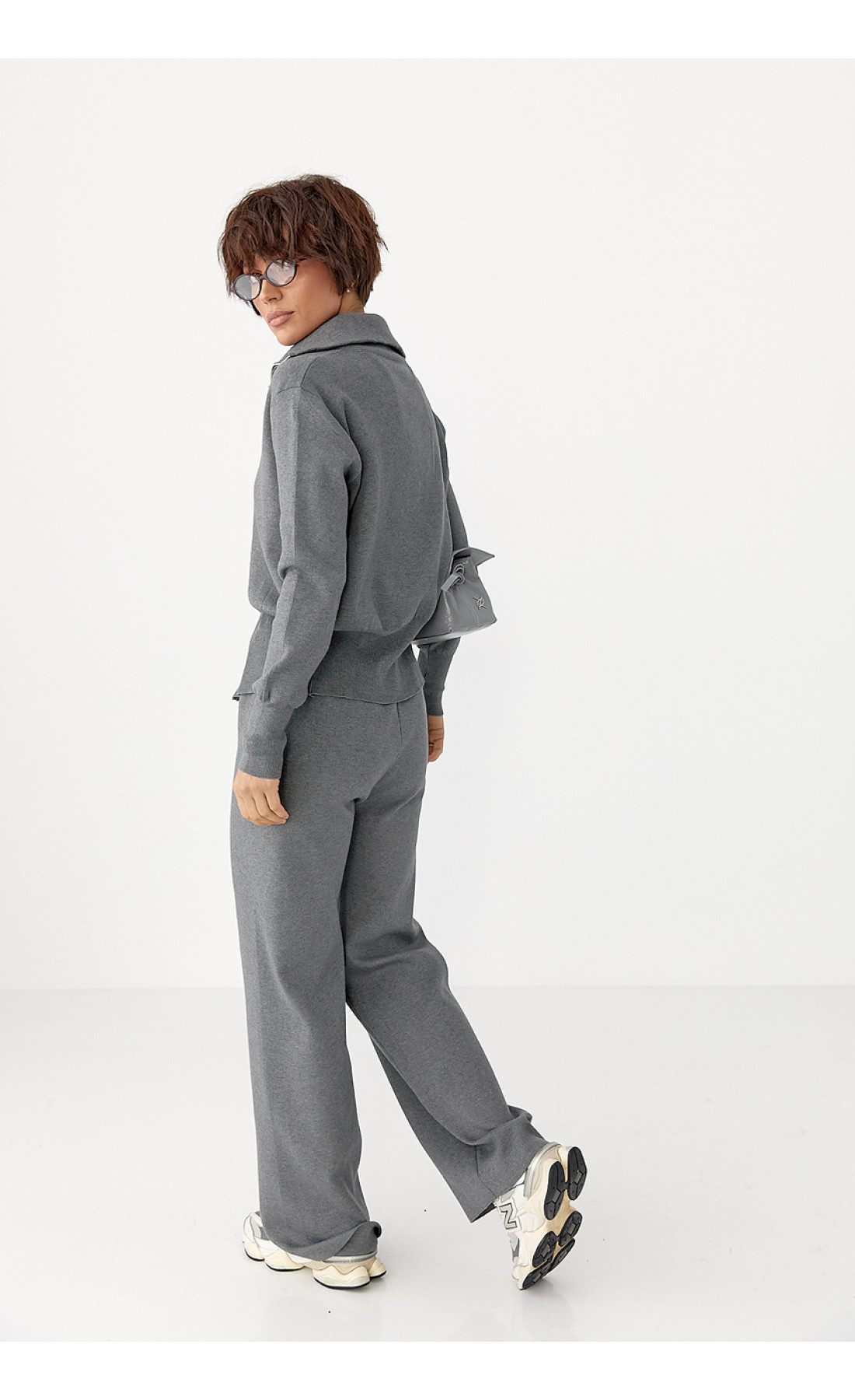 Трикотажний костюм із коротким кардиганом на блискавці та широкими штанами  сірий колір