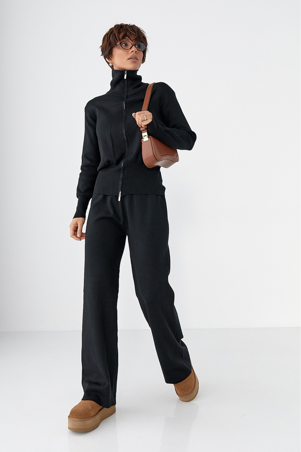 Трикотажний костюм із коротким кардиганом на блискавці та широкими штанами  чорний колір