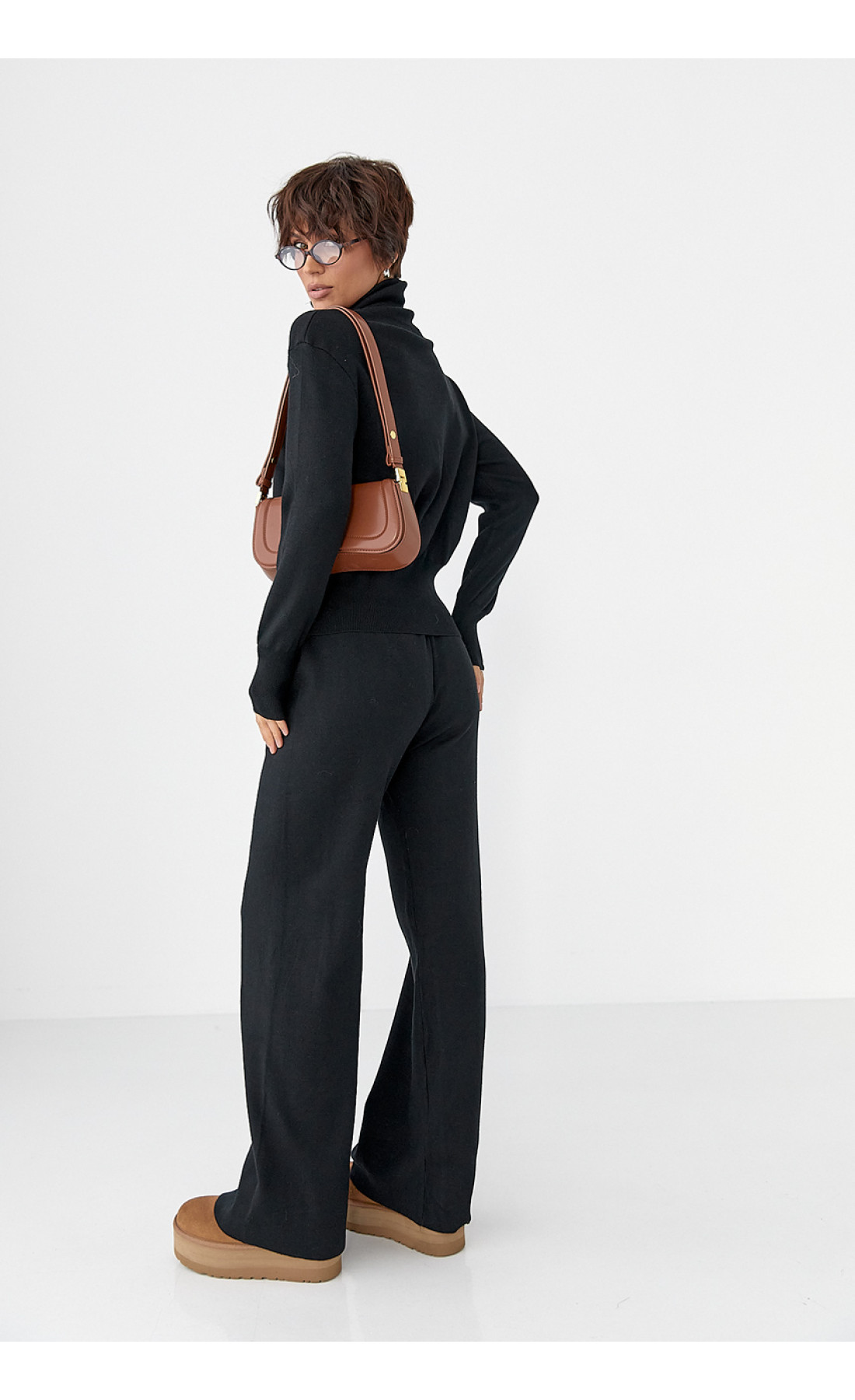 Трикотажний костюм із коротким кардиганом на блискавці та широкими штанами  чорний колір