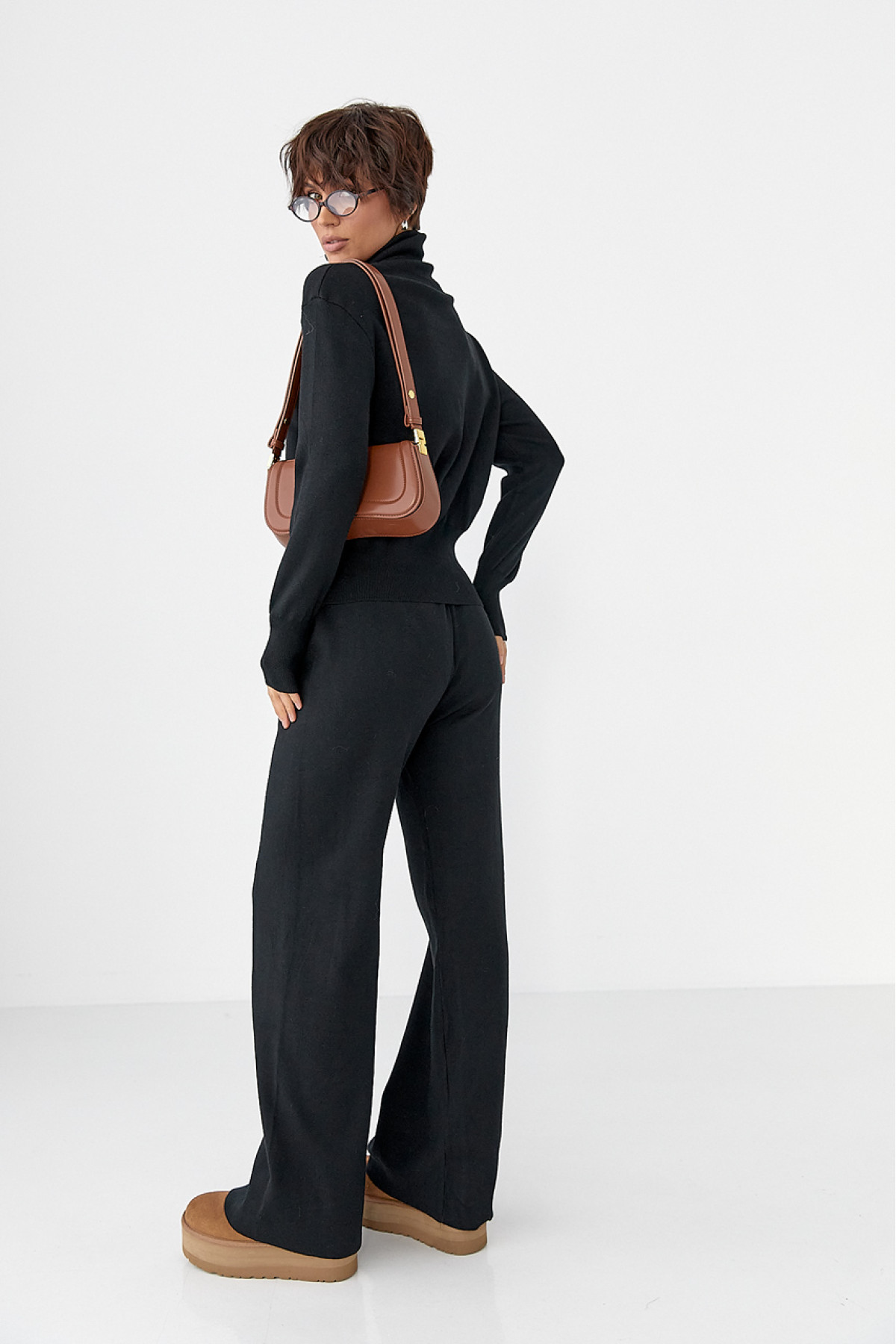 Трикотажний костюм із коротким кардиганом на блискавці та широкими штанами  чорний колір