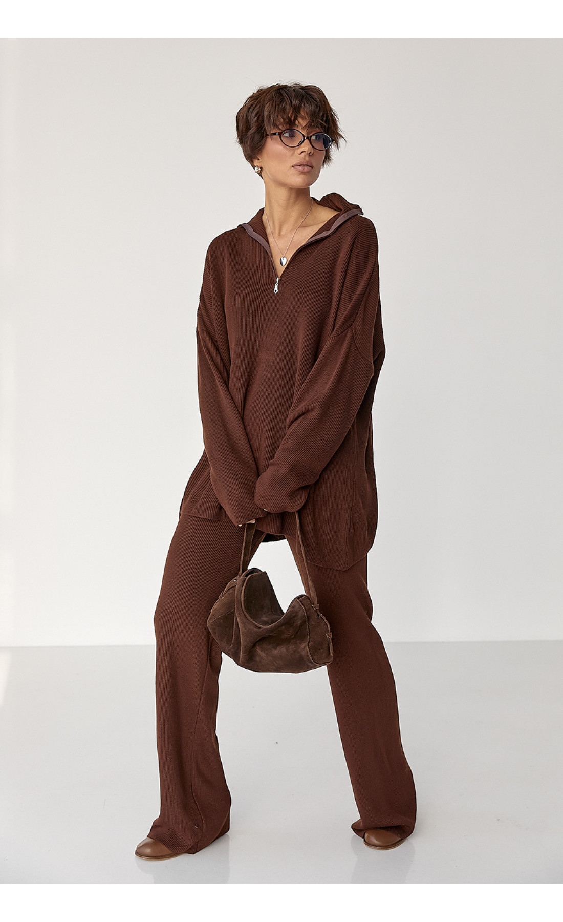 Вільний костюм в рубчик зі светром і прямими штанами  коричневий колір
