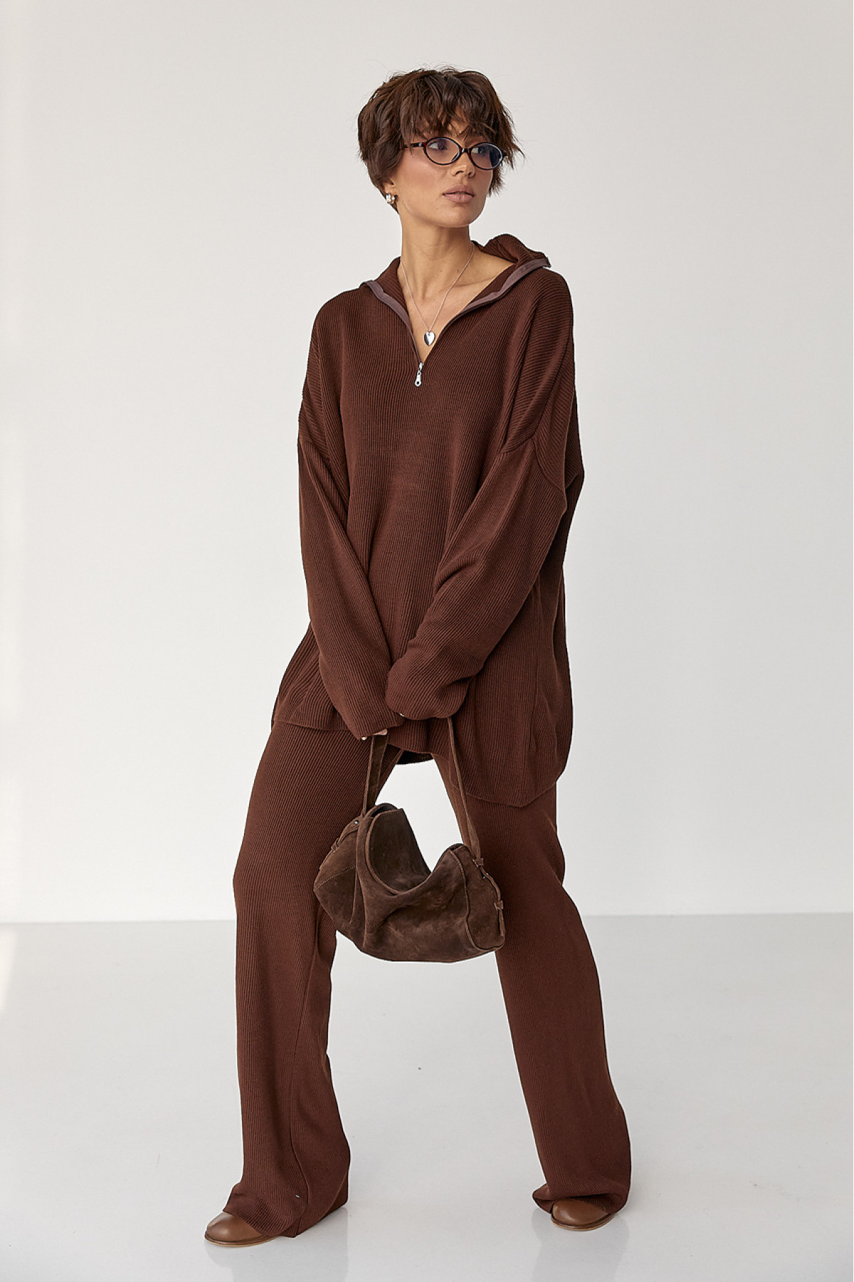 Вільний костюм в рубчик зі светром і прямими штанами  коричневий колір