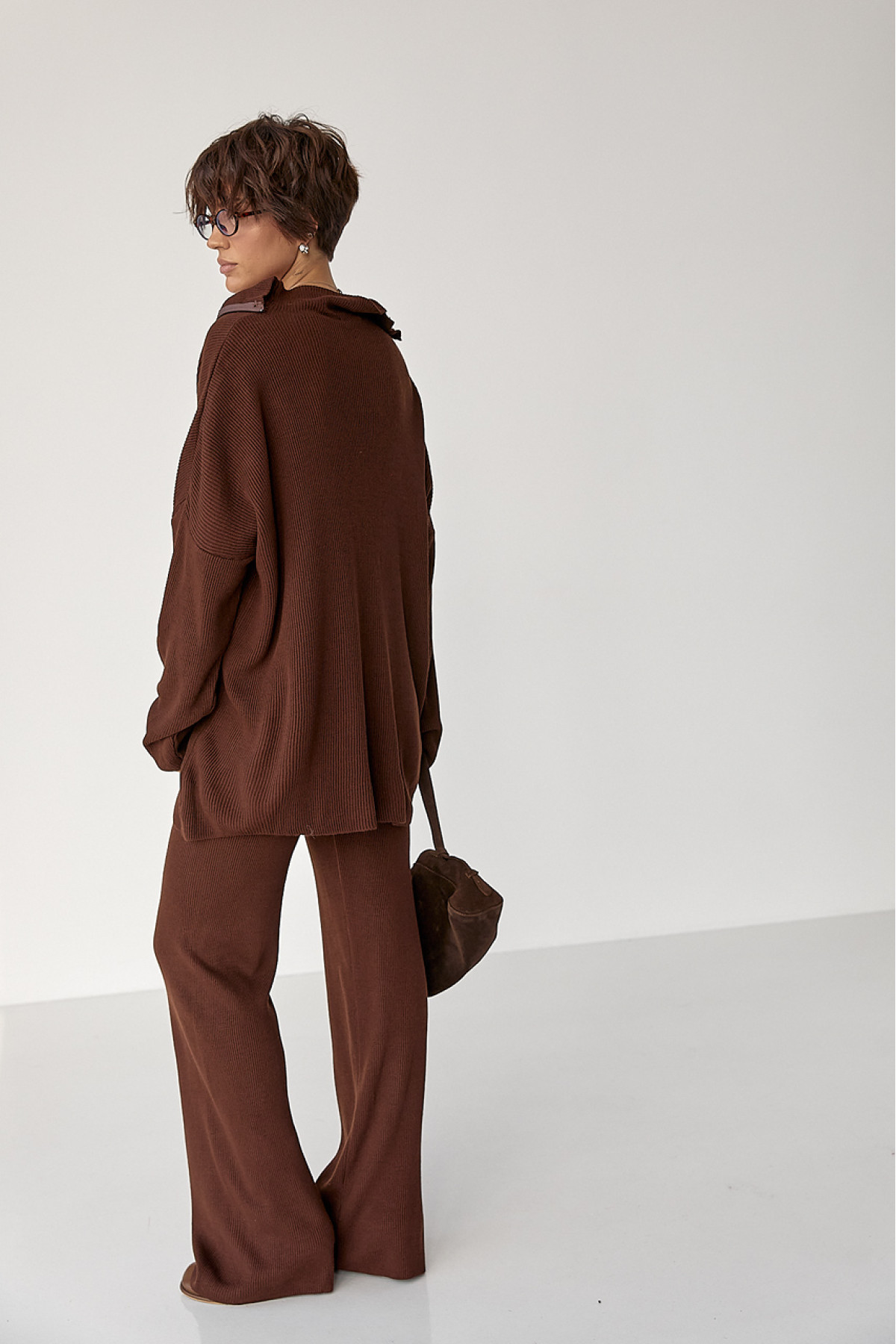 Вільний костюм в рубчик зі светром і прямими штанами  коричневий колір