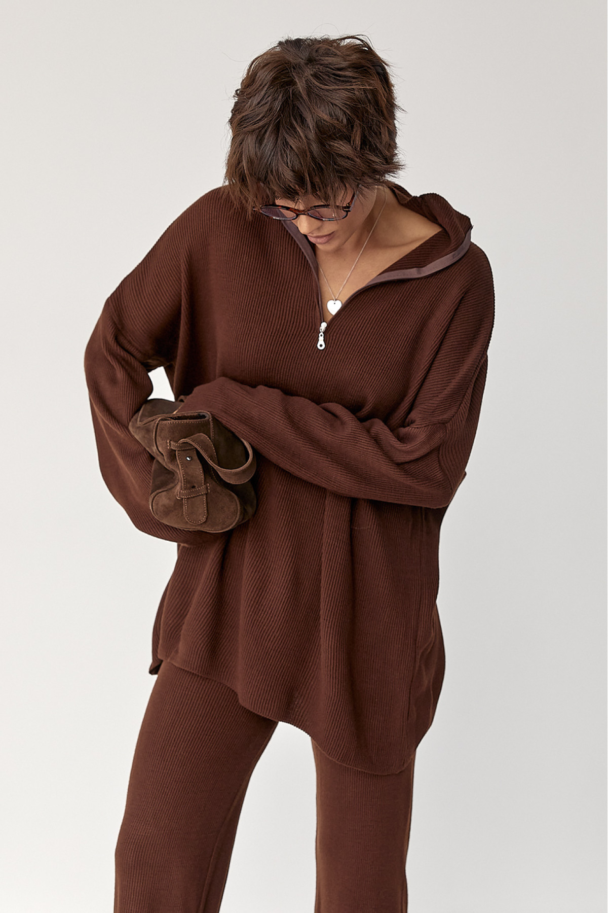 Вільний костюм в рубчик зі светром і прямими штанами  коричневий колір