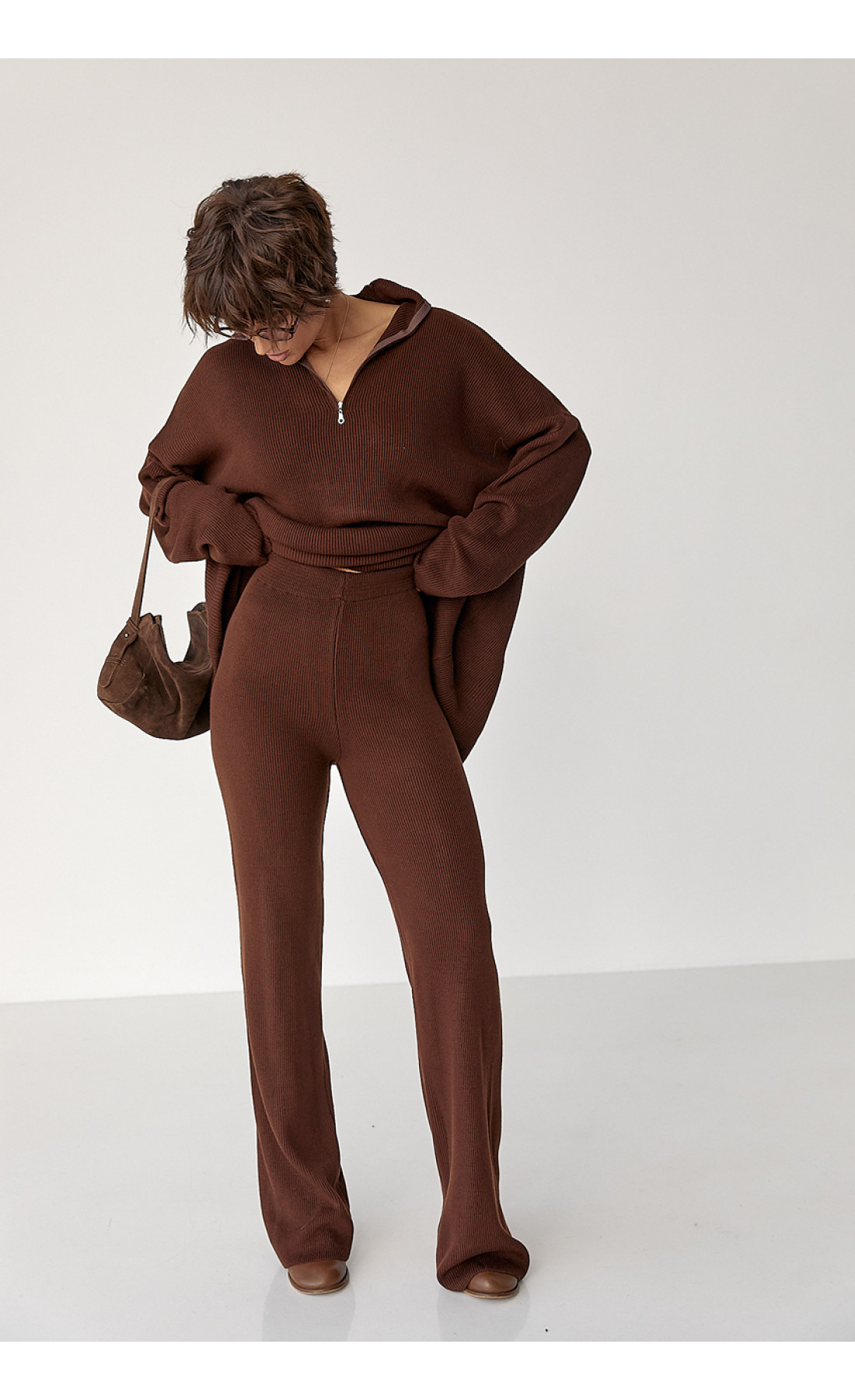 Вільний костюм в рубчик зі светром і прямими штанами  коричневий колір