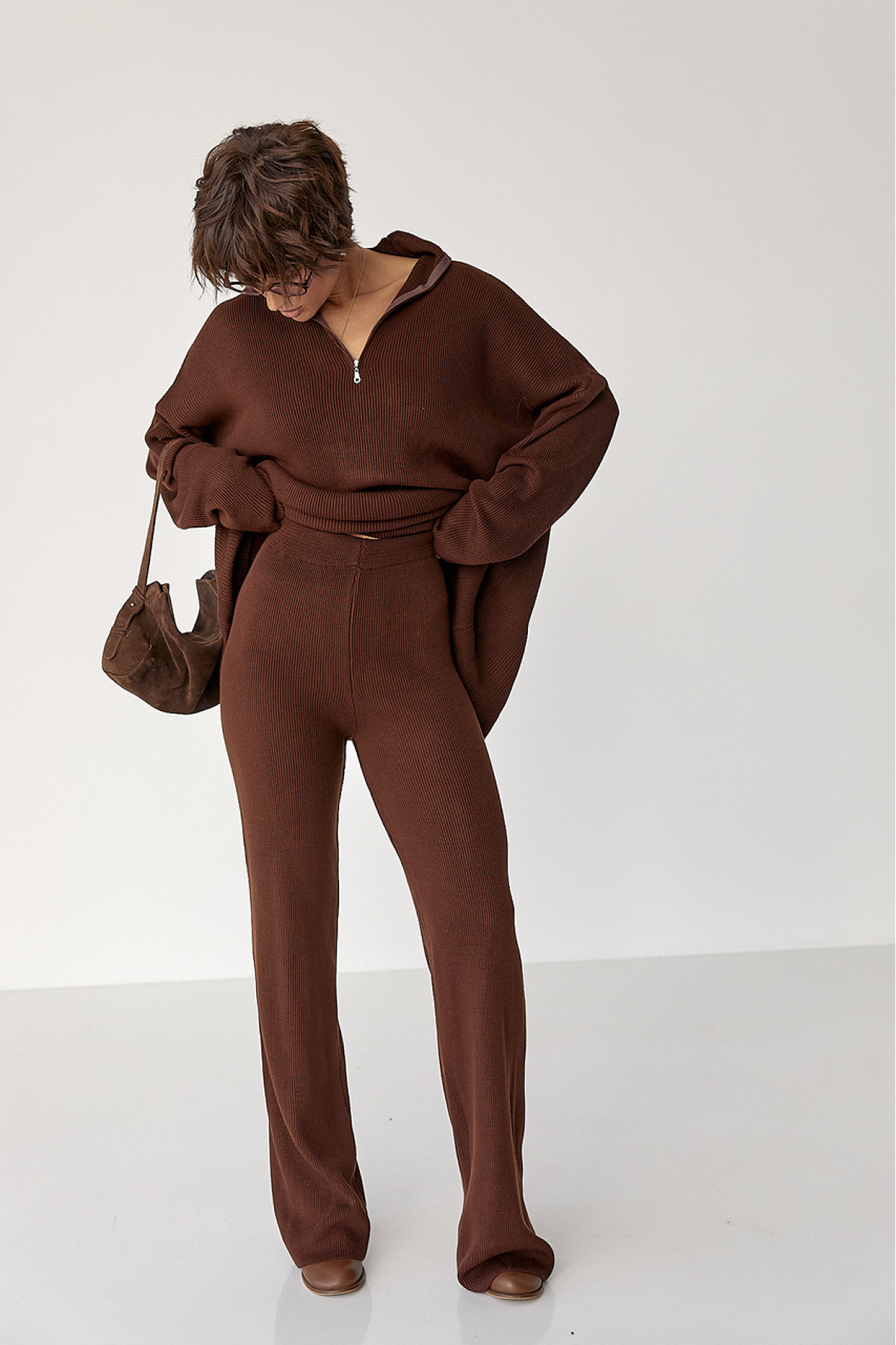Вільний костюм в рубчик зі светром і прямими штанами  коричневий колір