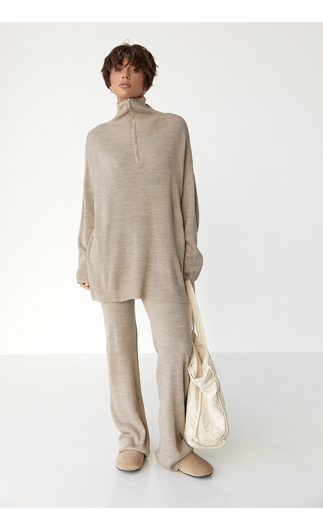 Вільний костюм в рубчик зі светром і прямими штанами  кавовий колір