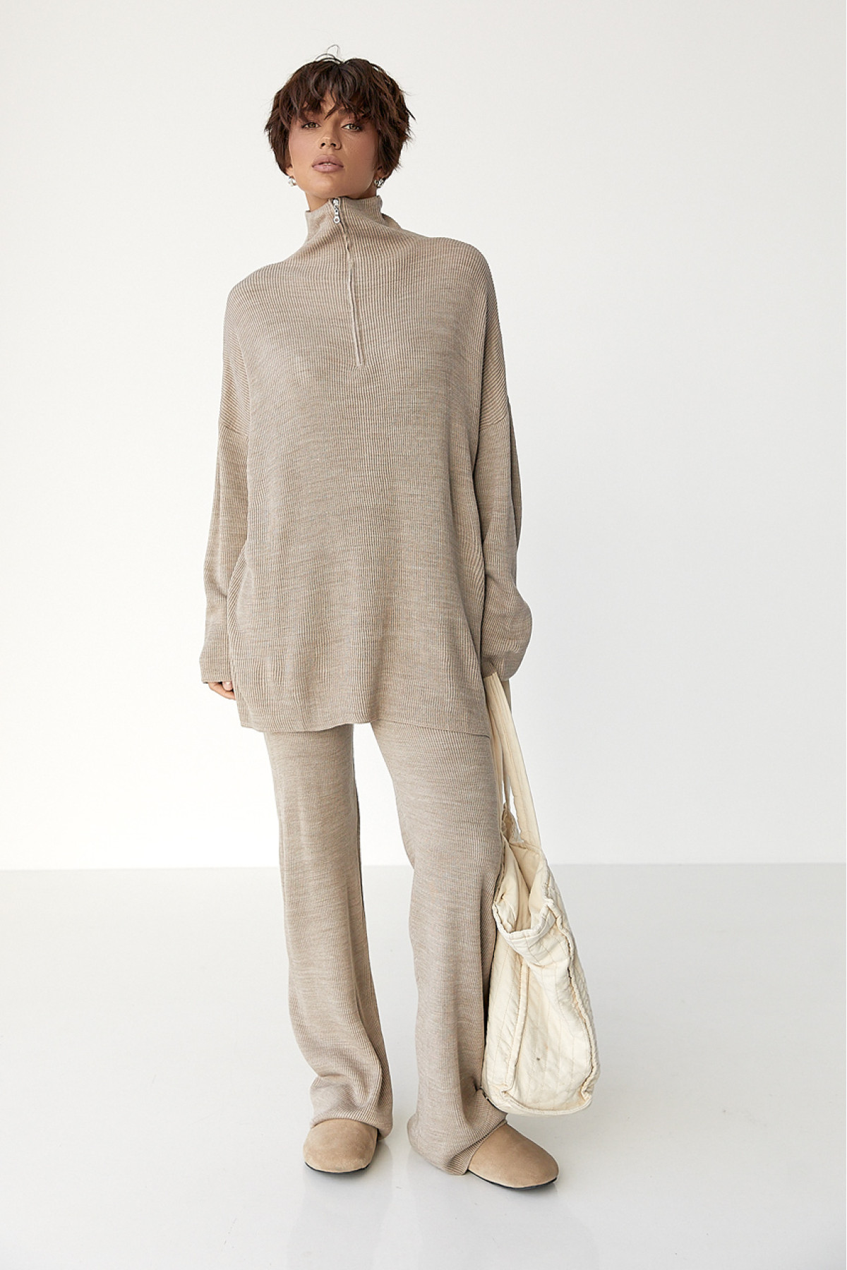 Вільний костюм в рубчик зі светром і прямими штанами  кавовий колір