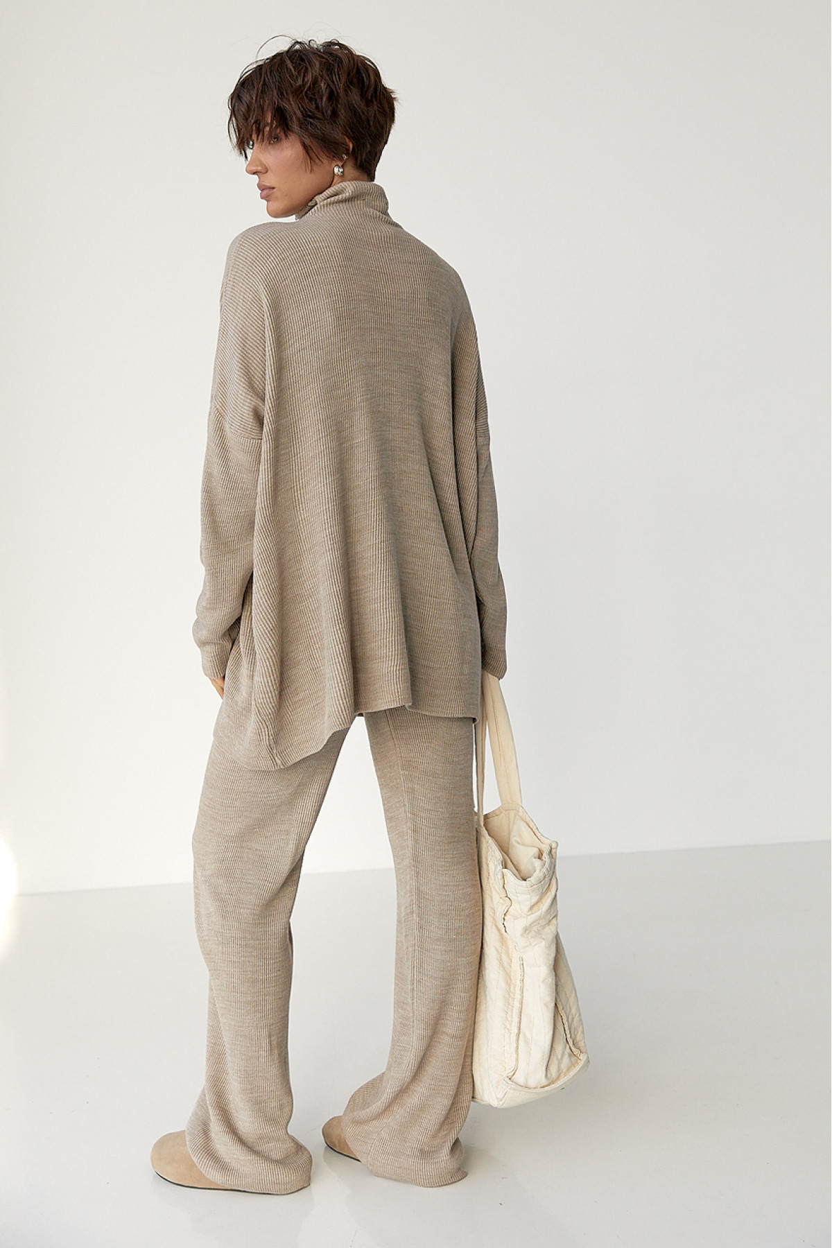 Вільний костюм в рубчик зі светром і прямими штанами  кавовий колір