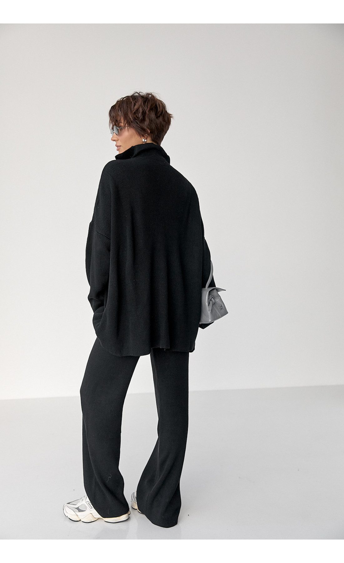 Вільний костюм в рубчик зі светром і прямими штанами  чорний колір