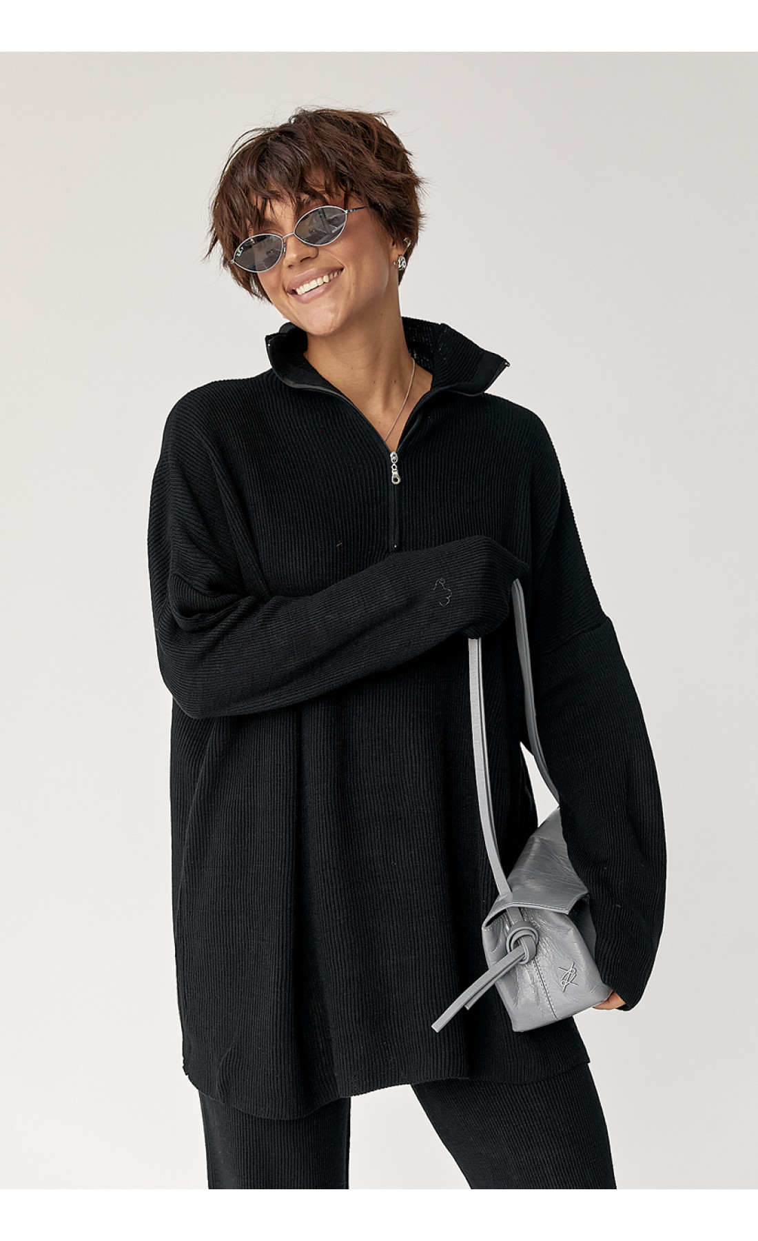 Вільний костюм в рубчик зі светром і прямими штанами  чорний колір