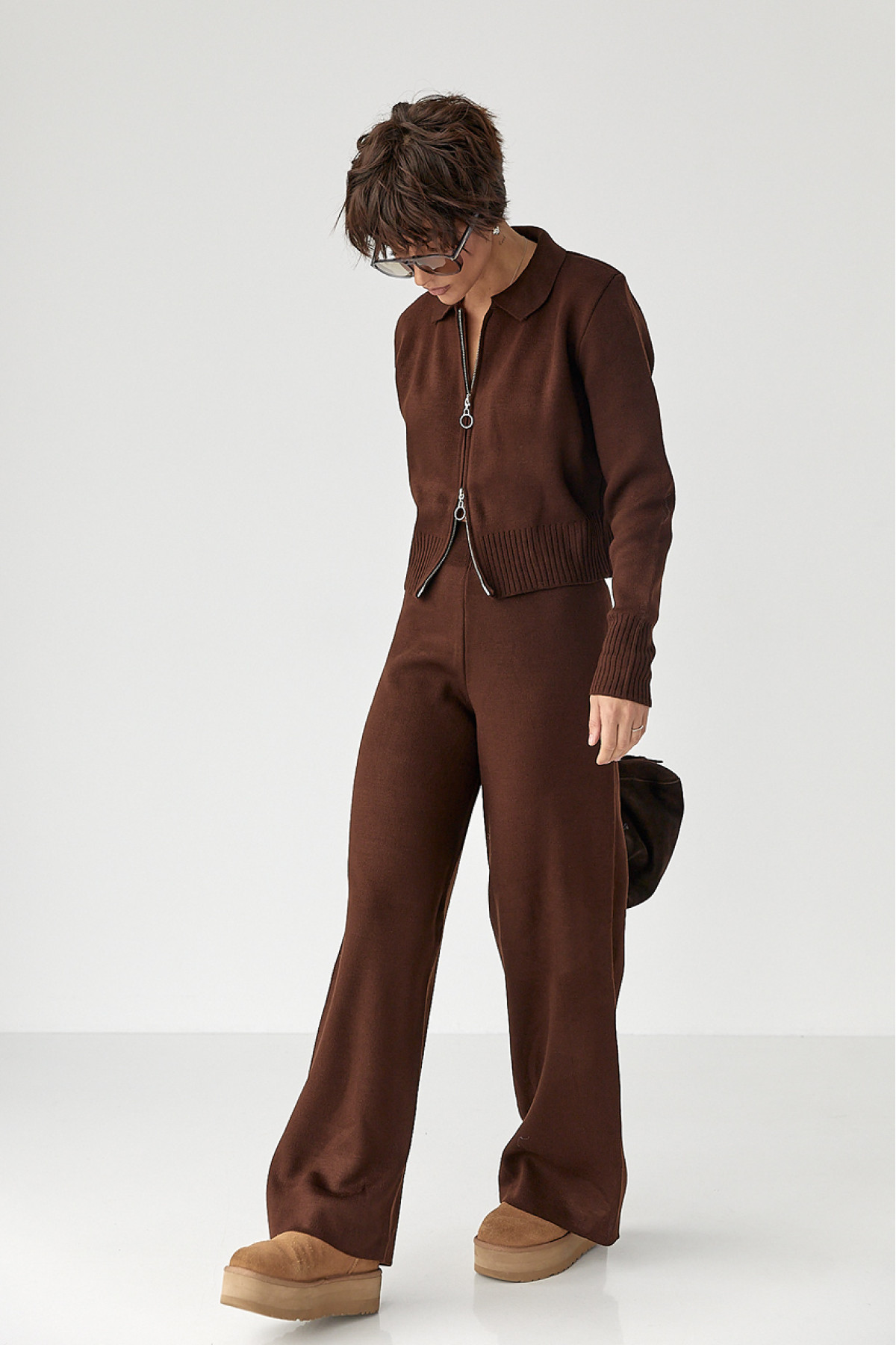 В'язаний трикотажний костюм з коротким кардиганом  коричневий колір