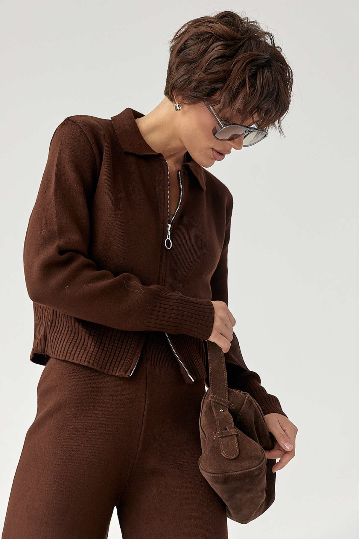 В'язаний трикотажний костюм з коротким кардиганом  коричневий колір