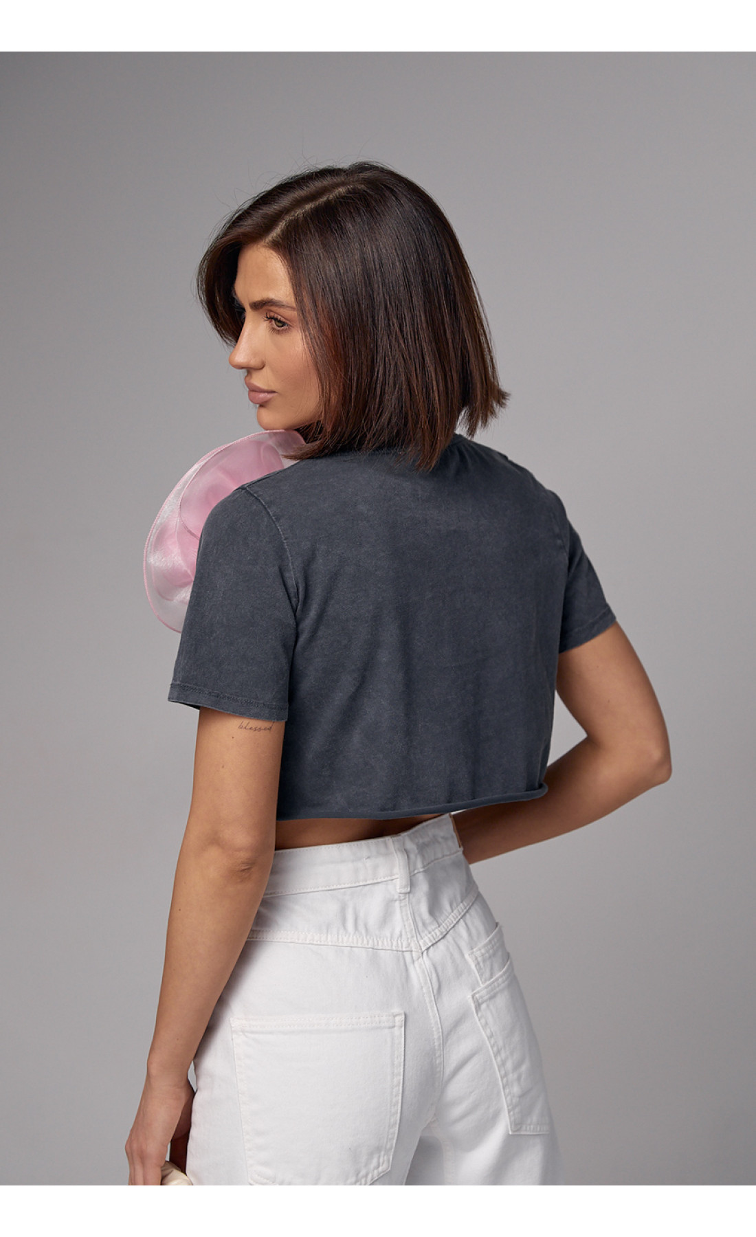 Вкорочена футболка прикрашена об'ємною квіткою  темносірий колір