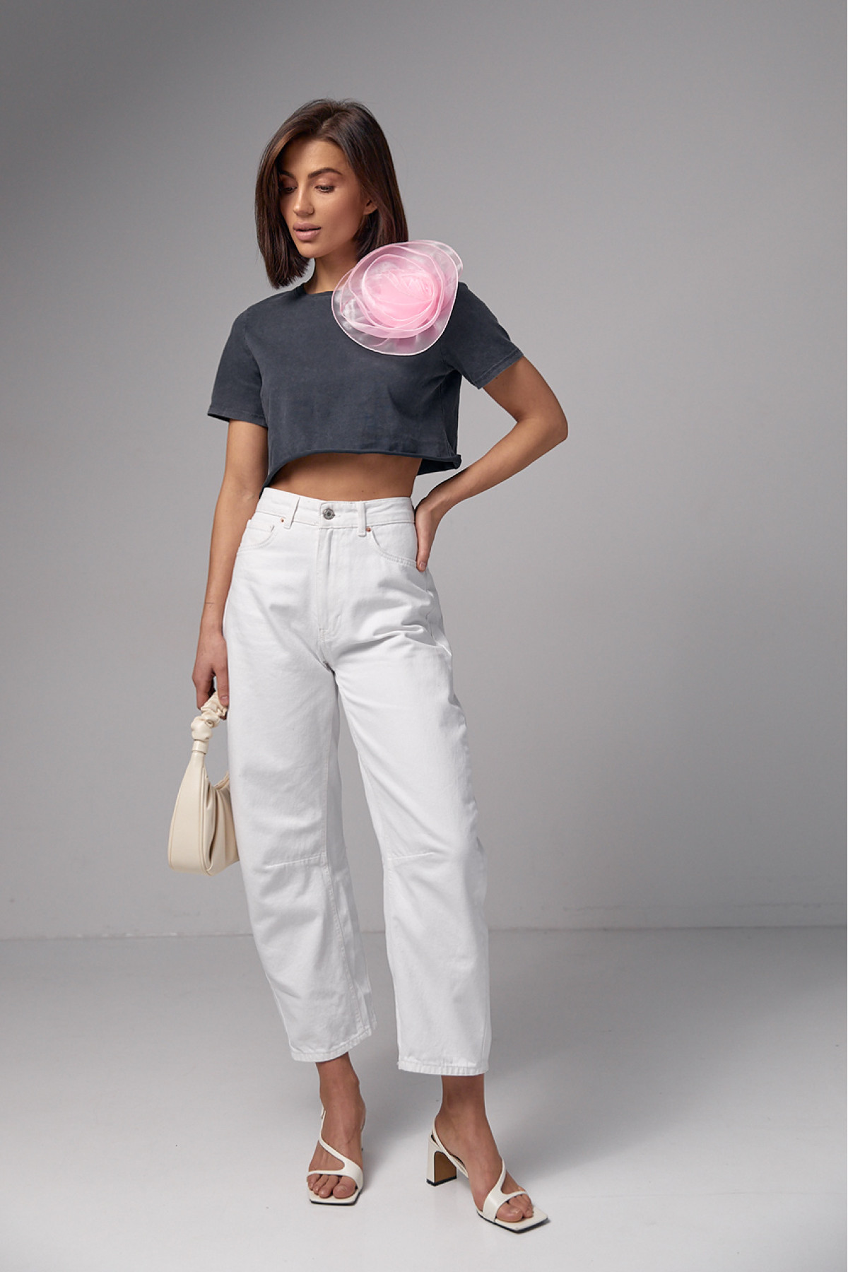 Вкорочена футболка прикрашена об'ємною квіткою  темносірий колір