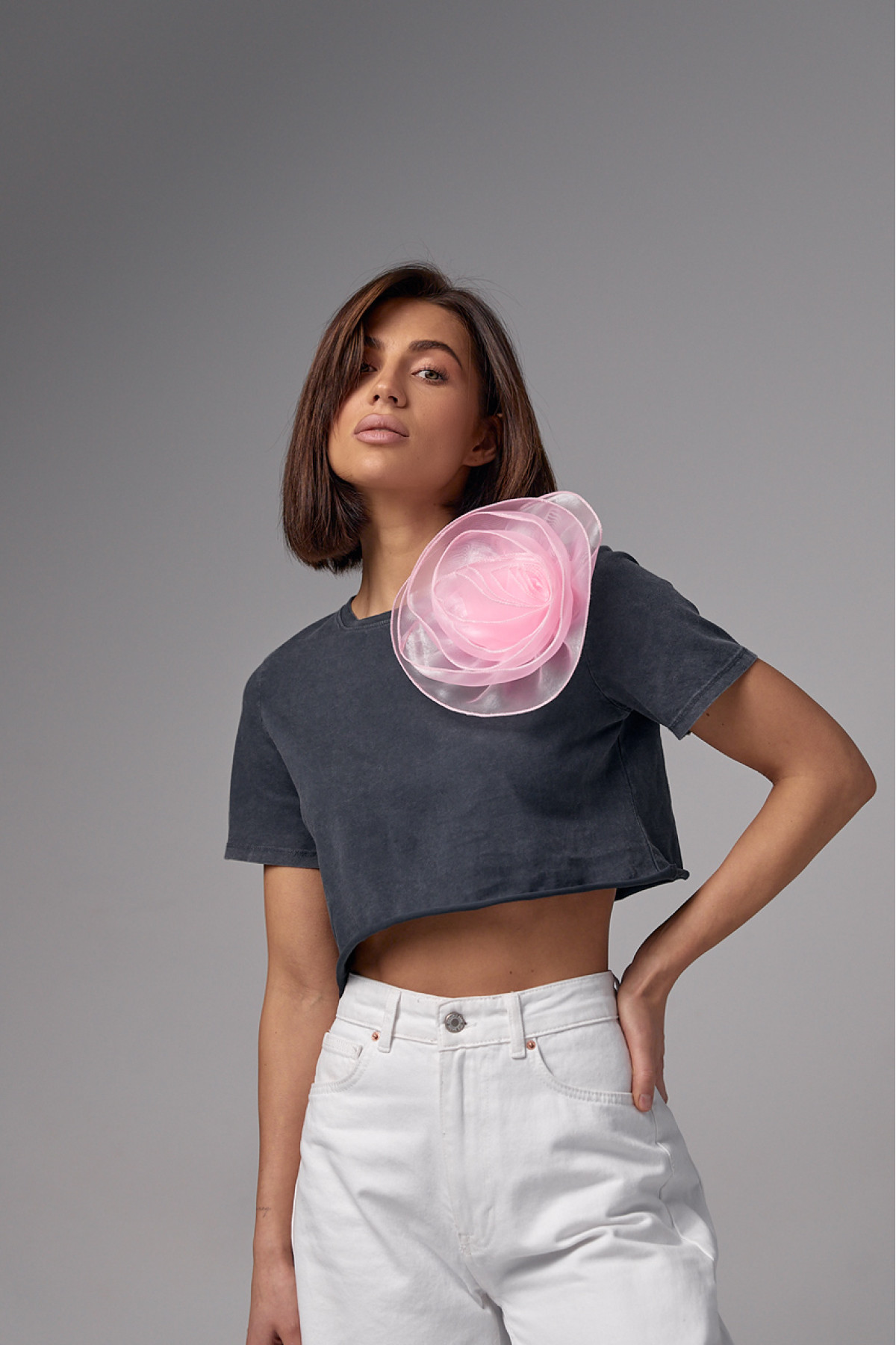 Вкорочена футболка прикрашена об'ємною квіткою  темносірий колір