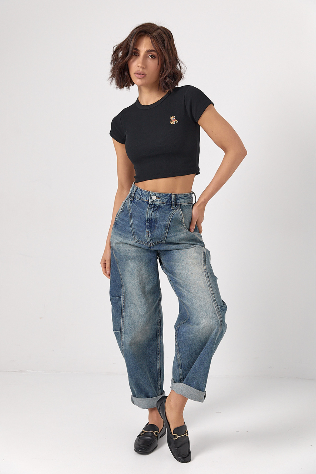 Жіноча коротка футболка в рубчик із ведмедиком  чорний колір