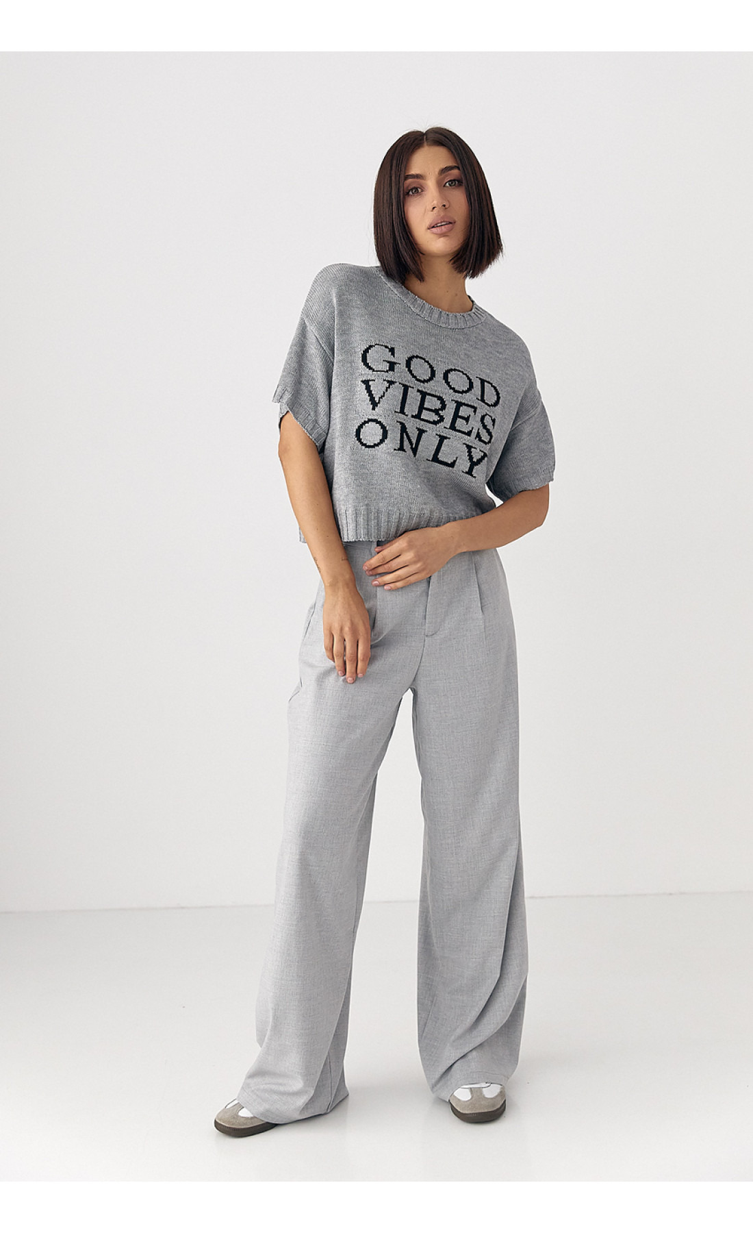 Жіноча в'язана футболка з написом  сірий колір