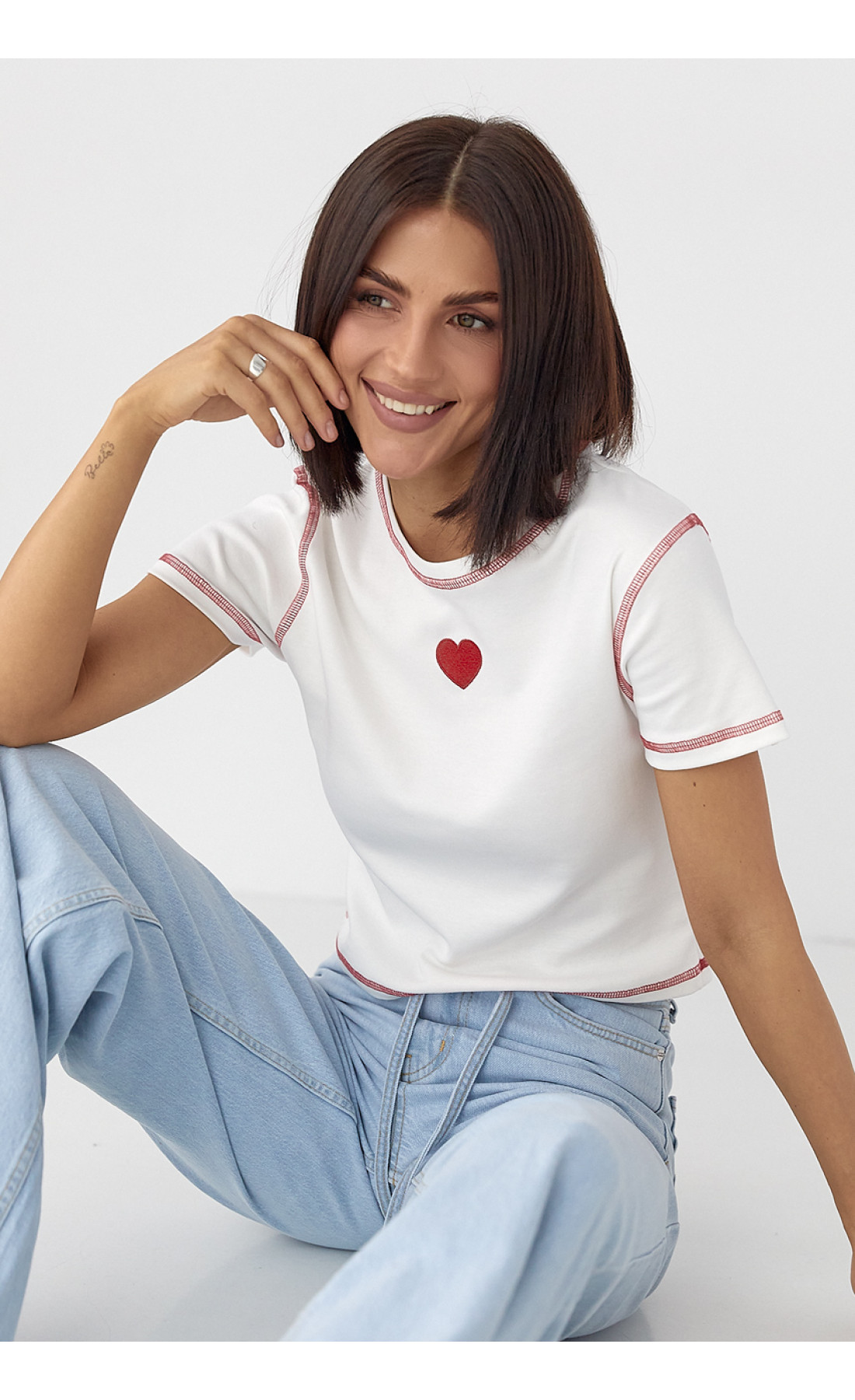Футболка з контрастними швами та вишитим серцем  білий колір