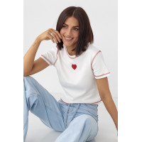 Футболка з контрастними швами та вишитим серцем  білий колір