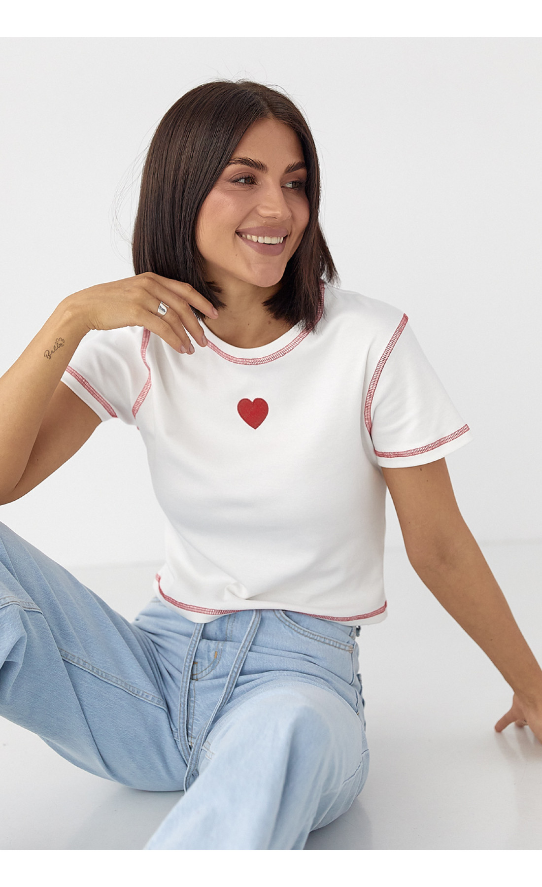 Футболка з контрастними швами та вишитим серцем  білий колір