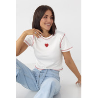 Футболка з контрастними швами та вишитим серцем  білий колір