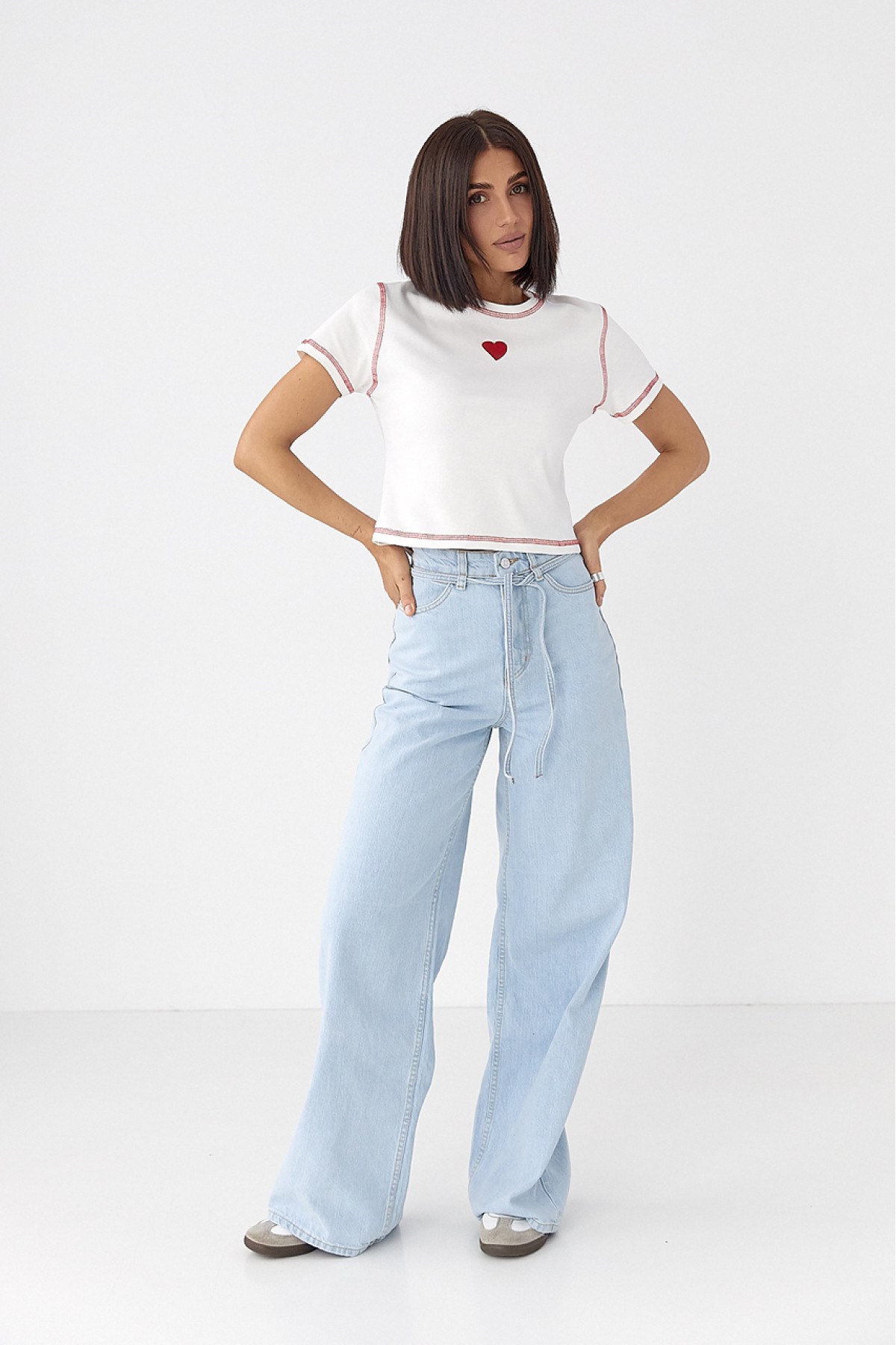 Футболка з контрастними швами та вишитим серцем  білий колір