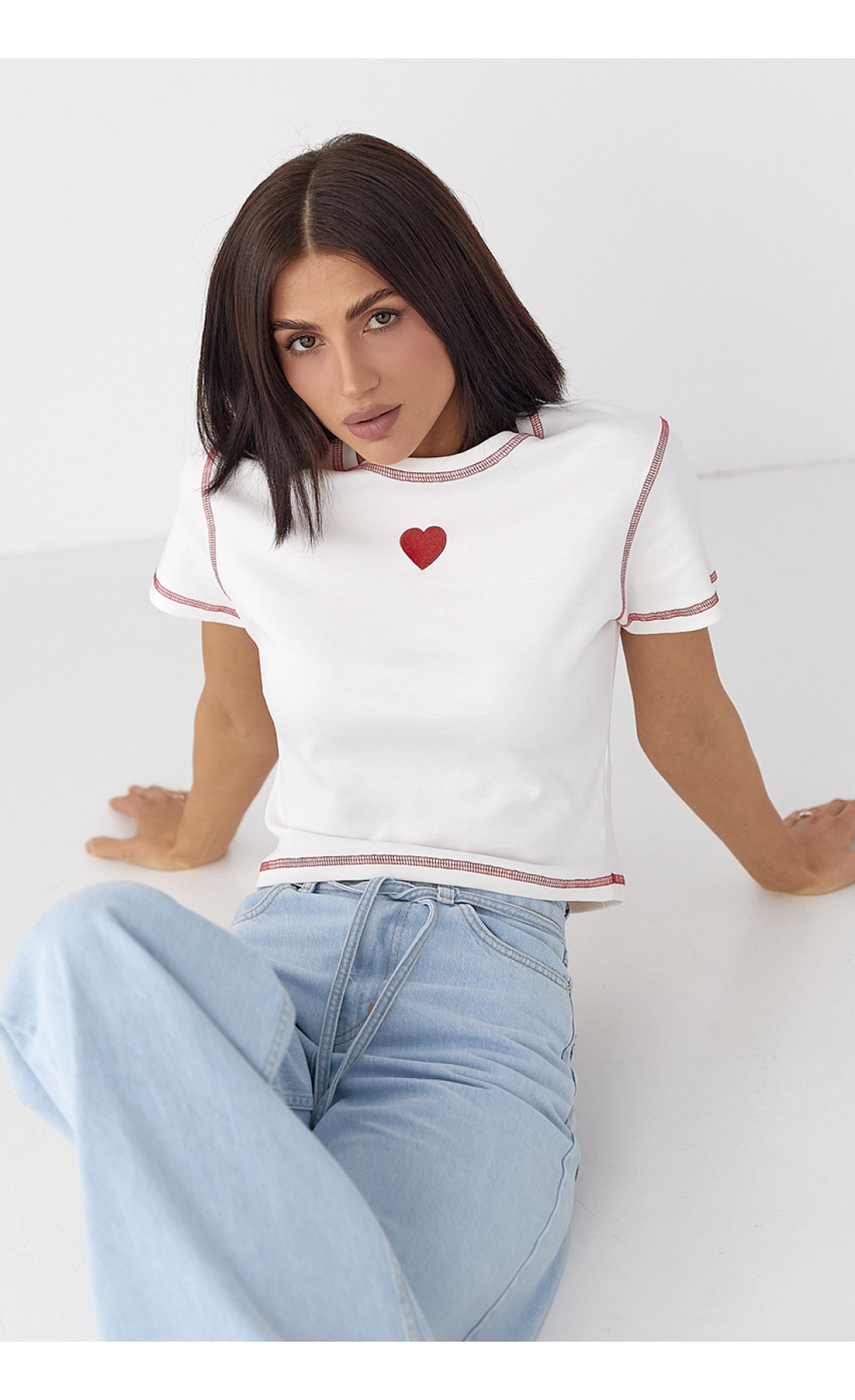 Футболка з контрастними швами та вишитим серцем  білий колір