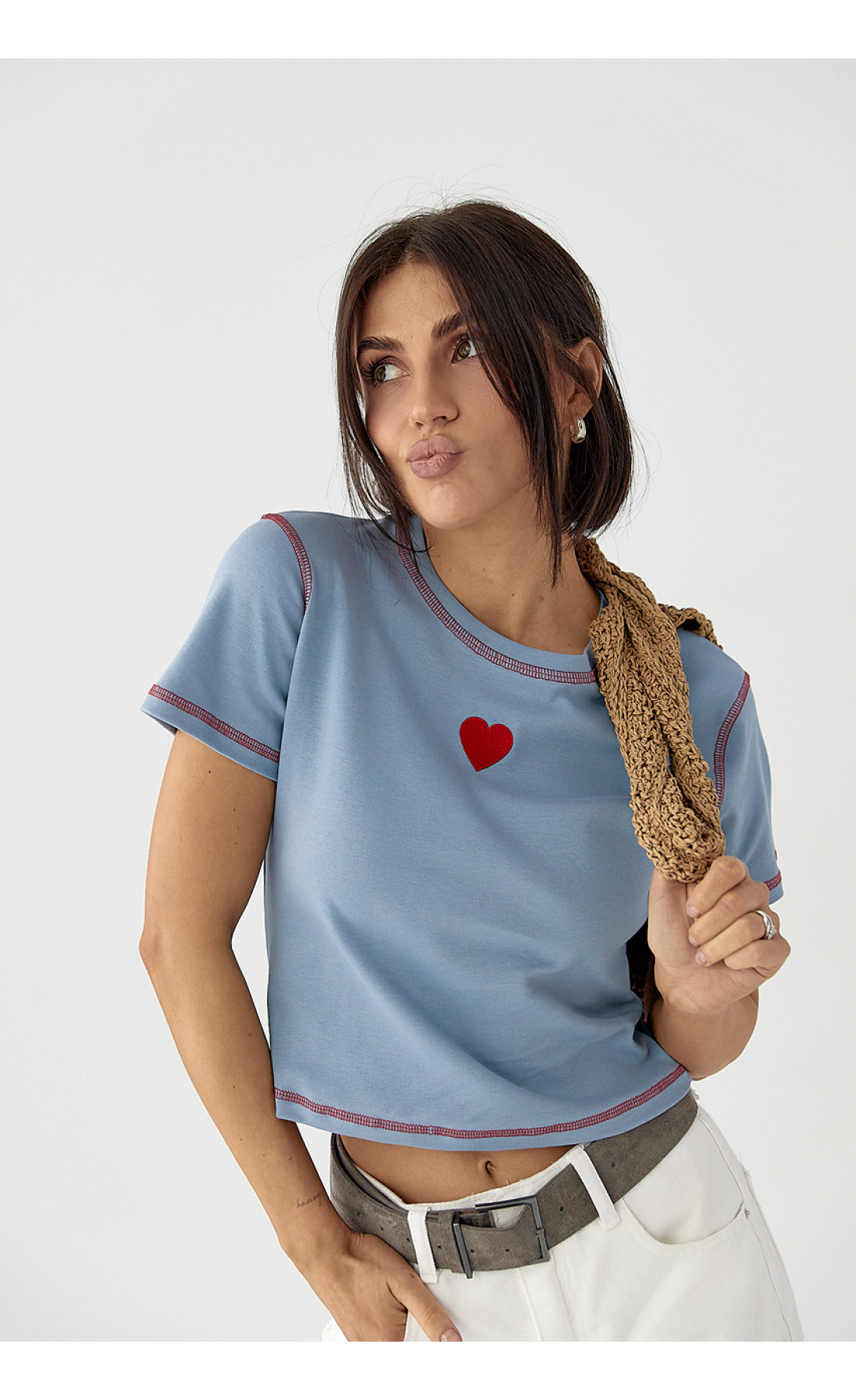 Футболка з контрастними швами та вишитим серцем  джинс колір