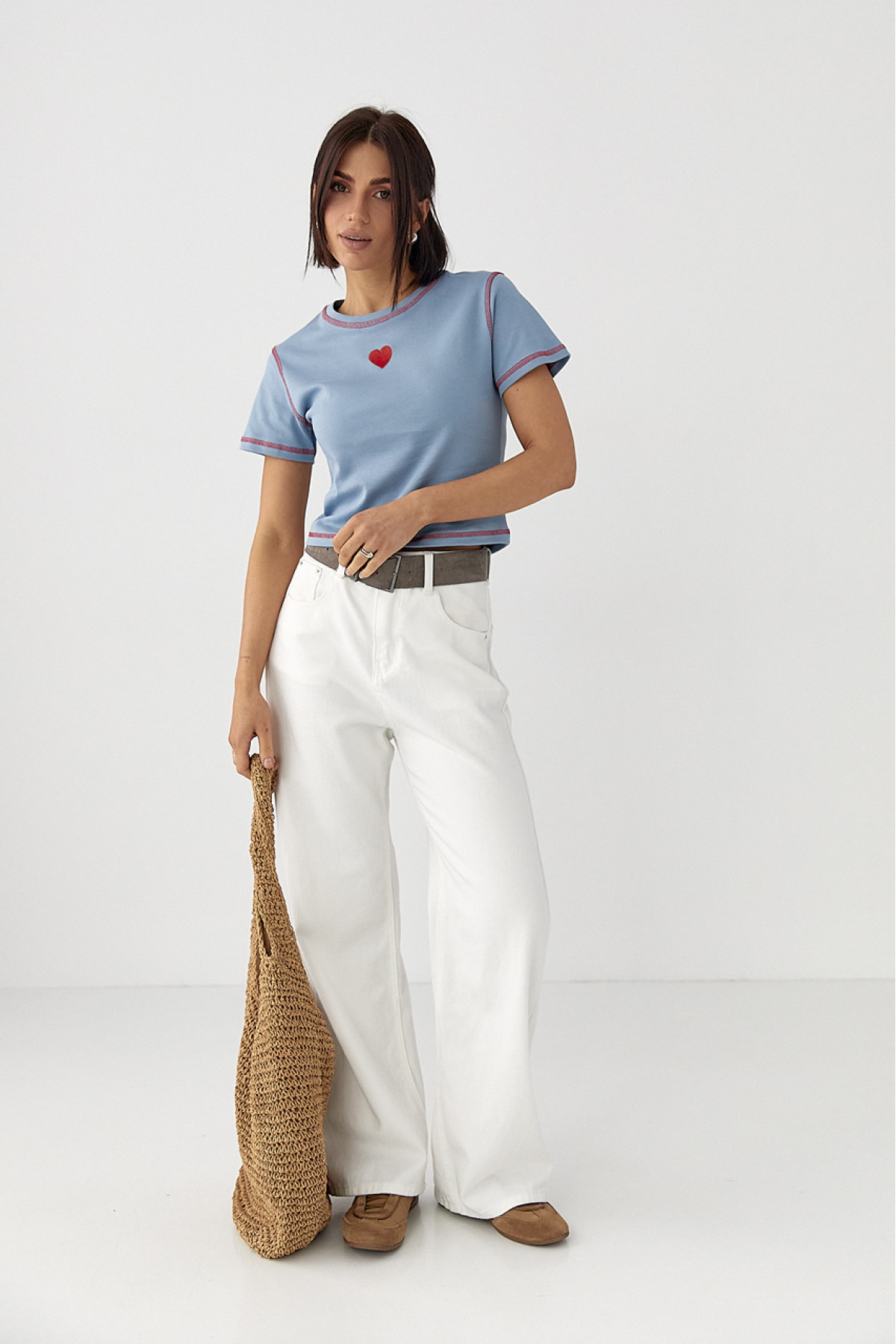 Футболка з контрастними швами та вишитим серцем  джинс колір