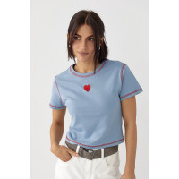 Футболка з контрастними швами та вишитим серцем  джинс колір