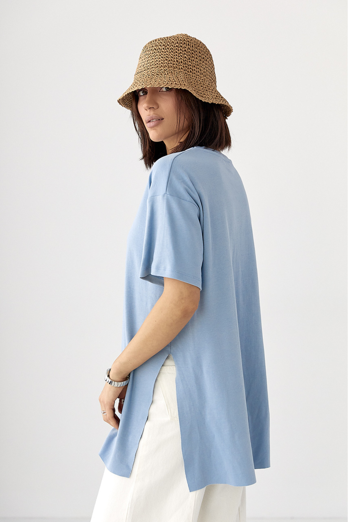 Однотонна футболка з розрізами  джинс колір