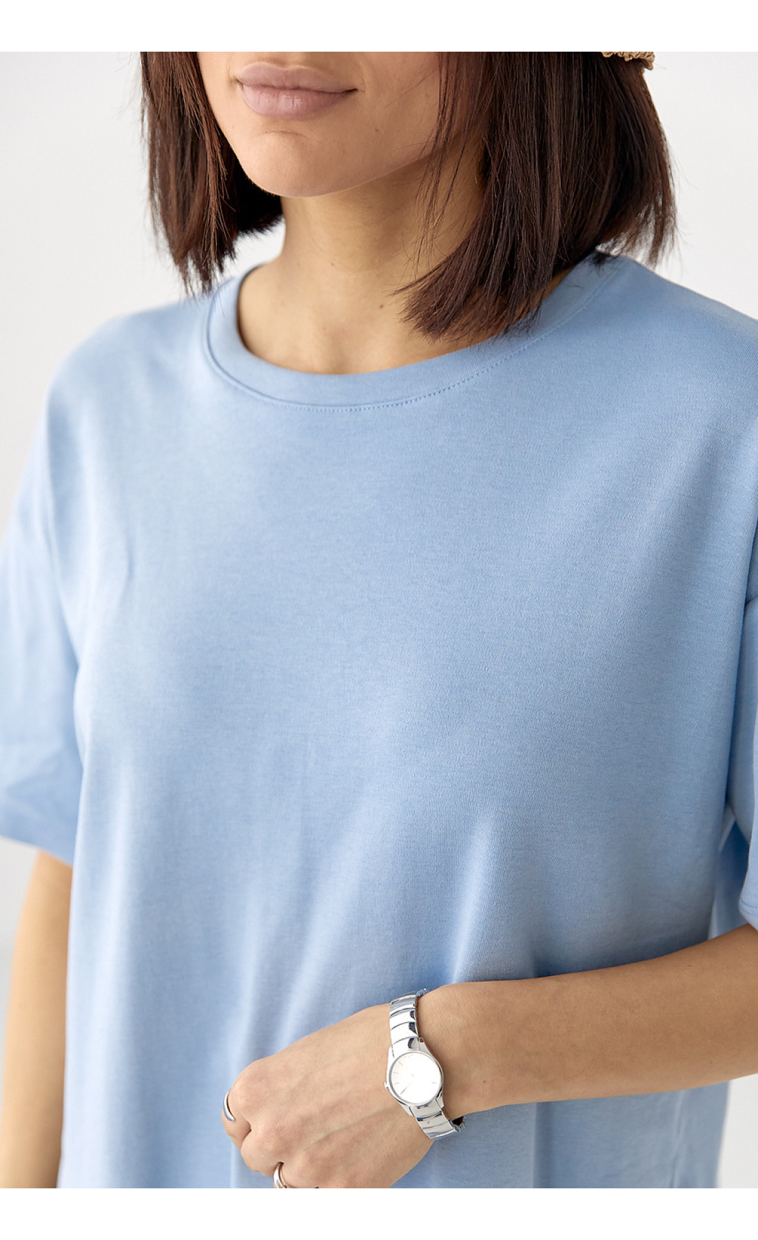 Однотонна футболка з розрізами  джинс колір