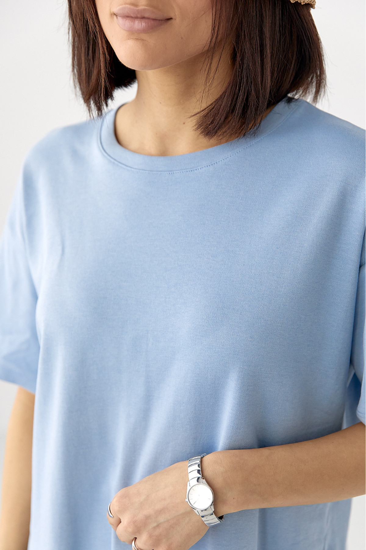 Однотонна футболка з розрізами  джинс колір