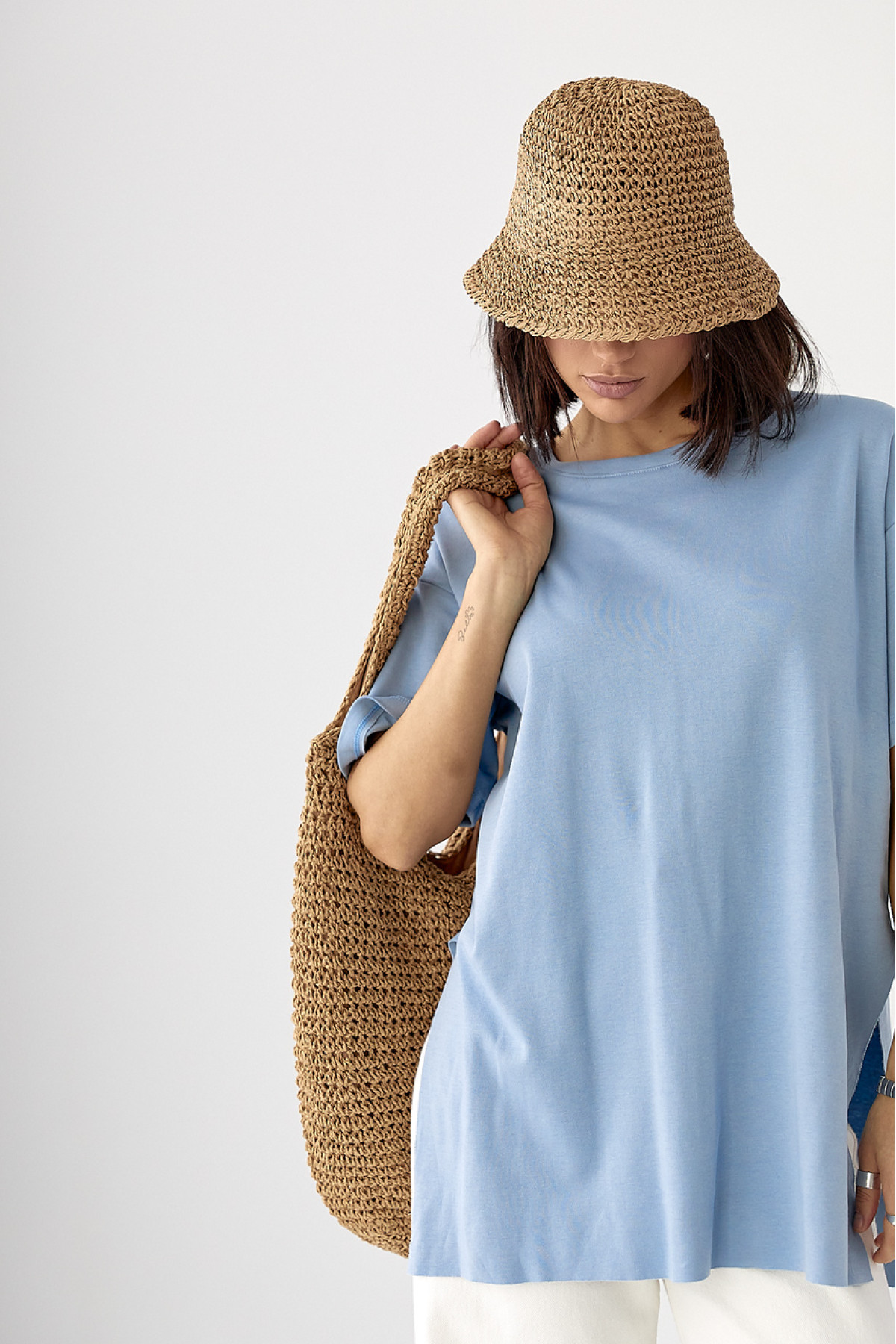 Однотонна футболка з розрізами  джинс колір