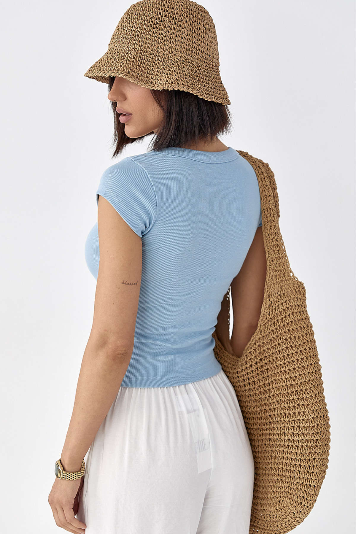 Однотонна футболка в рубчик  блакитний колір