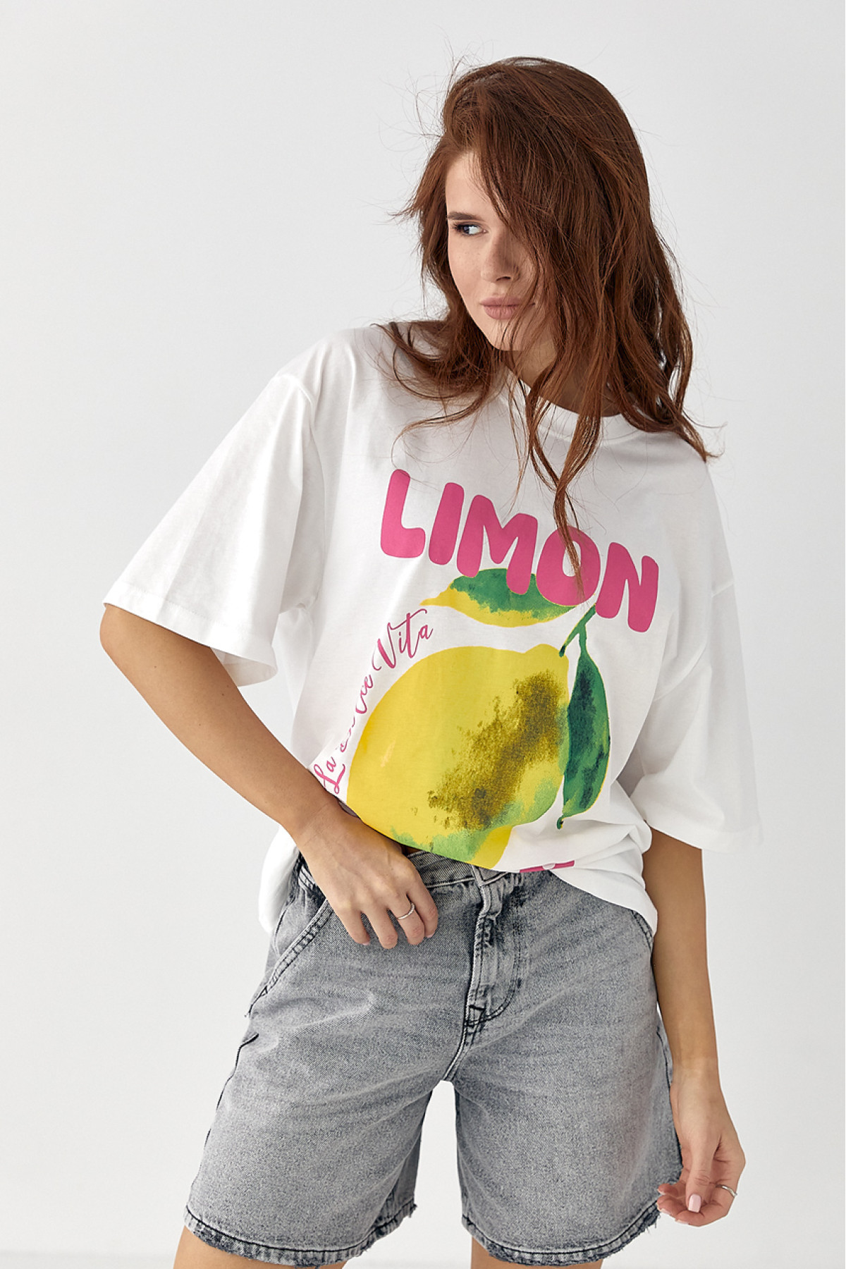 Футболка оверсайз із принтом лимона  білий колір