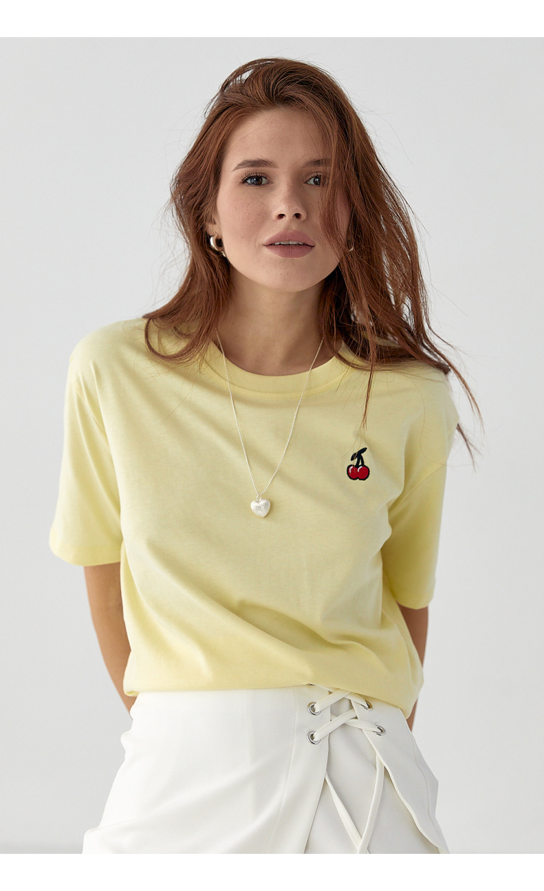 Футболка з вишитими вишеньками  лимонний колір