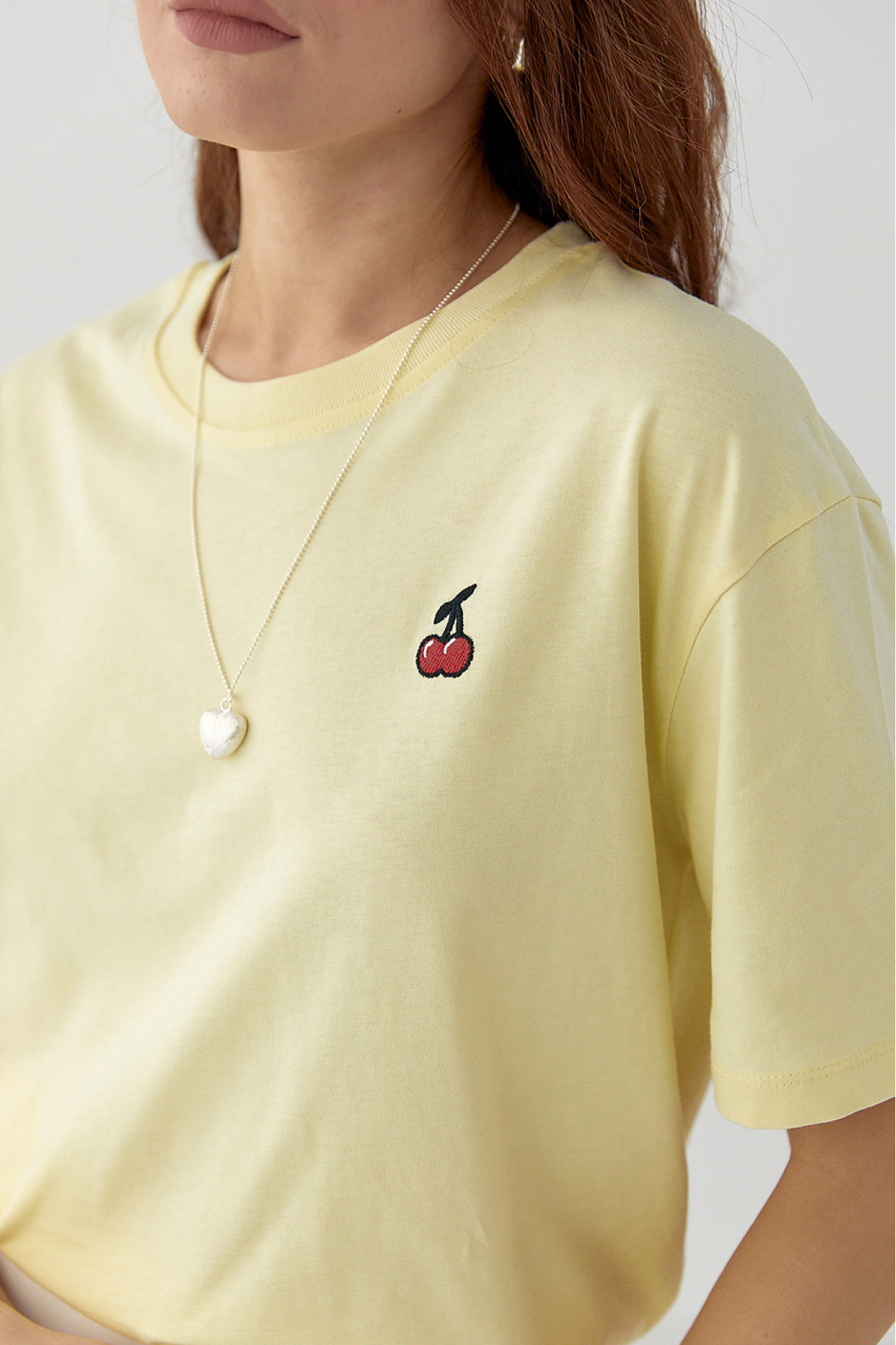 Футболка з вишитими вишеньками  лимонний колір