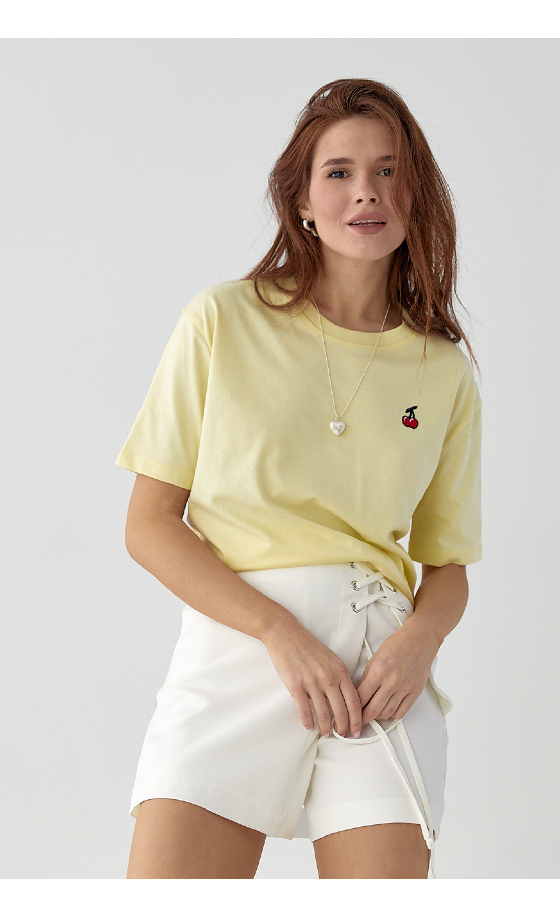Футболка з вишитими вишеньками  лимонний колір
