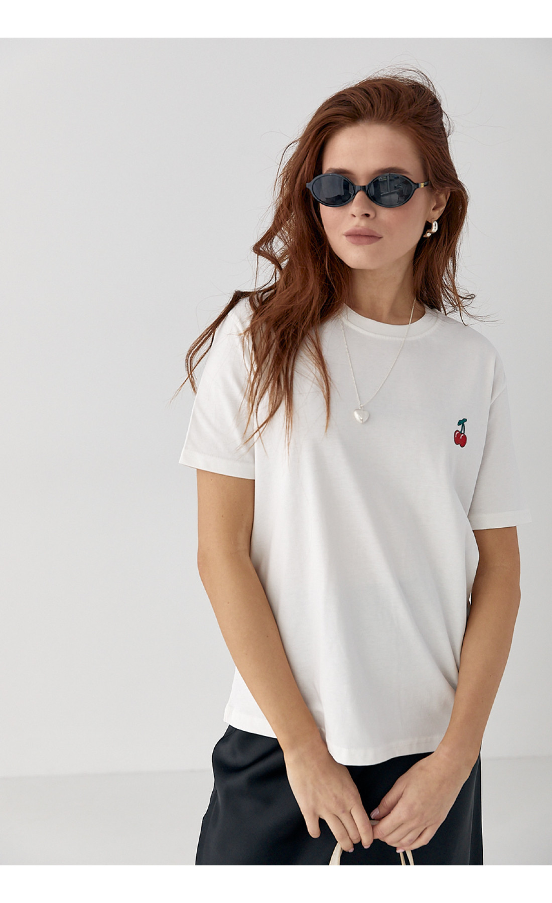 Футболка з вишитими вишеньками  молочний колір