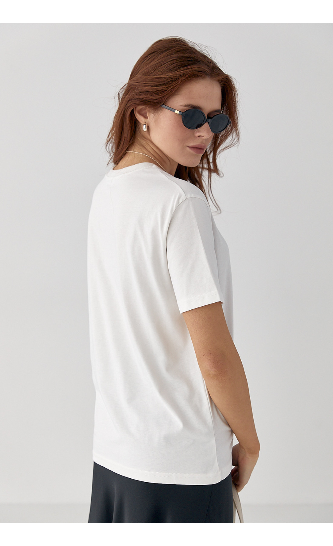 Футболка з вишитими вишеньками  молочний колір