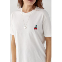 Футболка з вишитими вишеньками  молочний колір