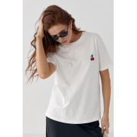 Футболка з вишитими вишеньками  молочний колір