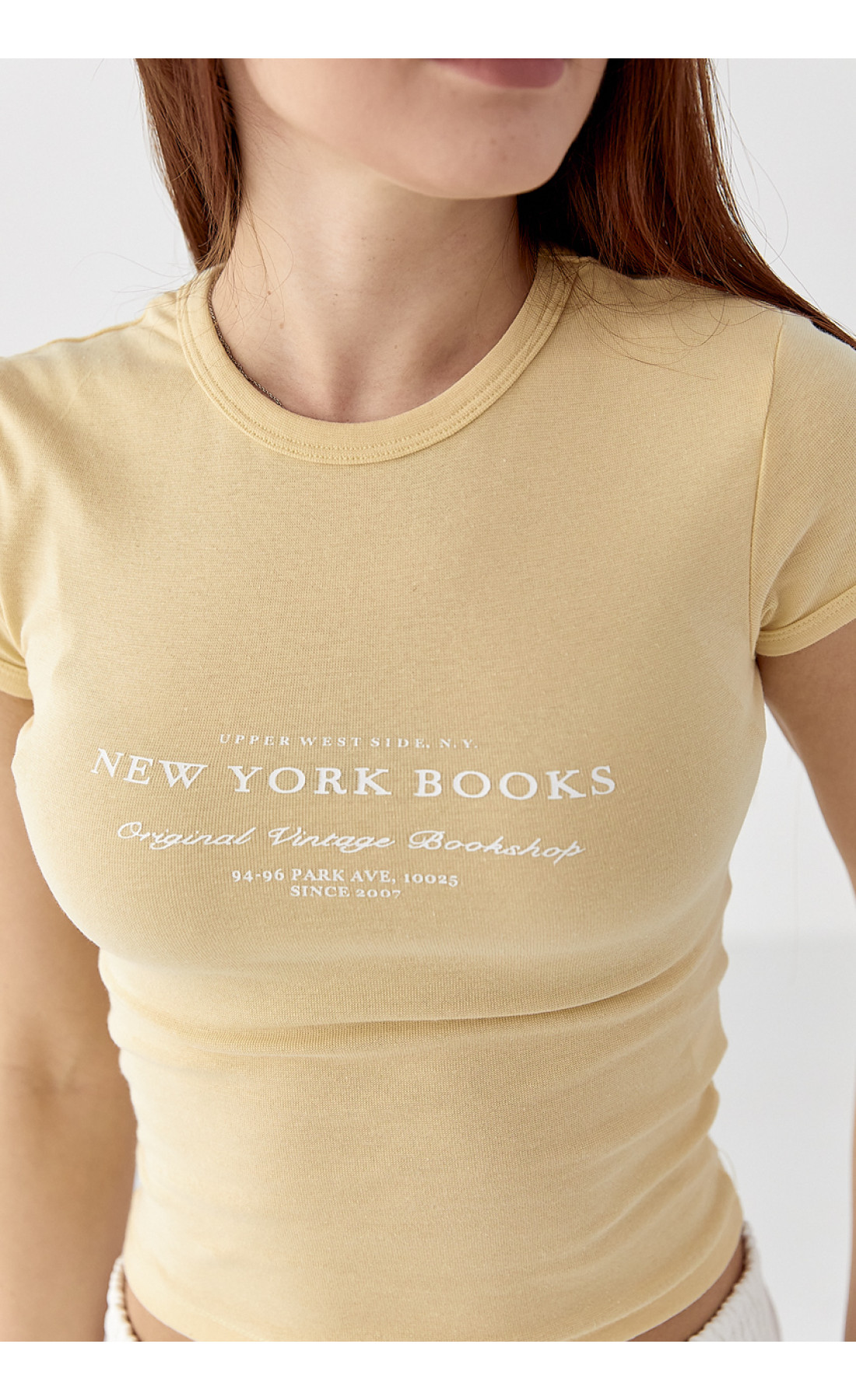 Приталена футболка з принтом  лимонний колір