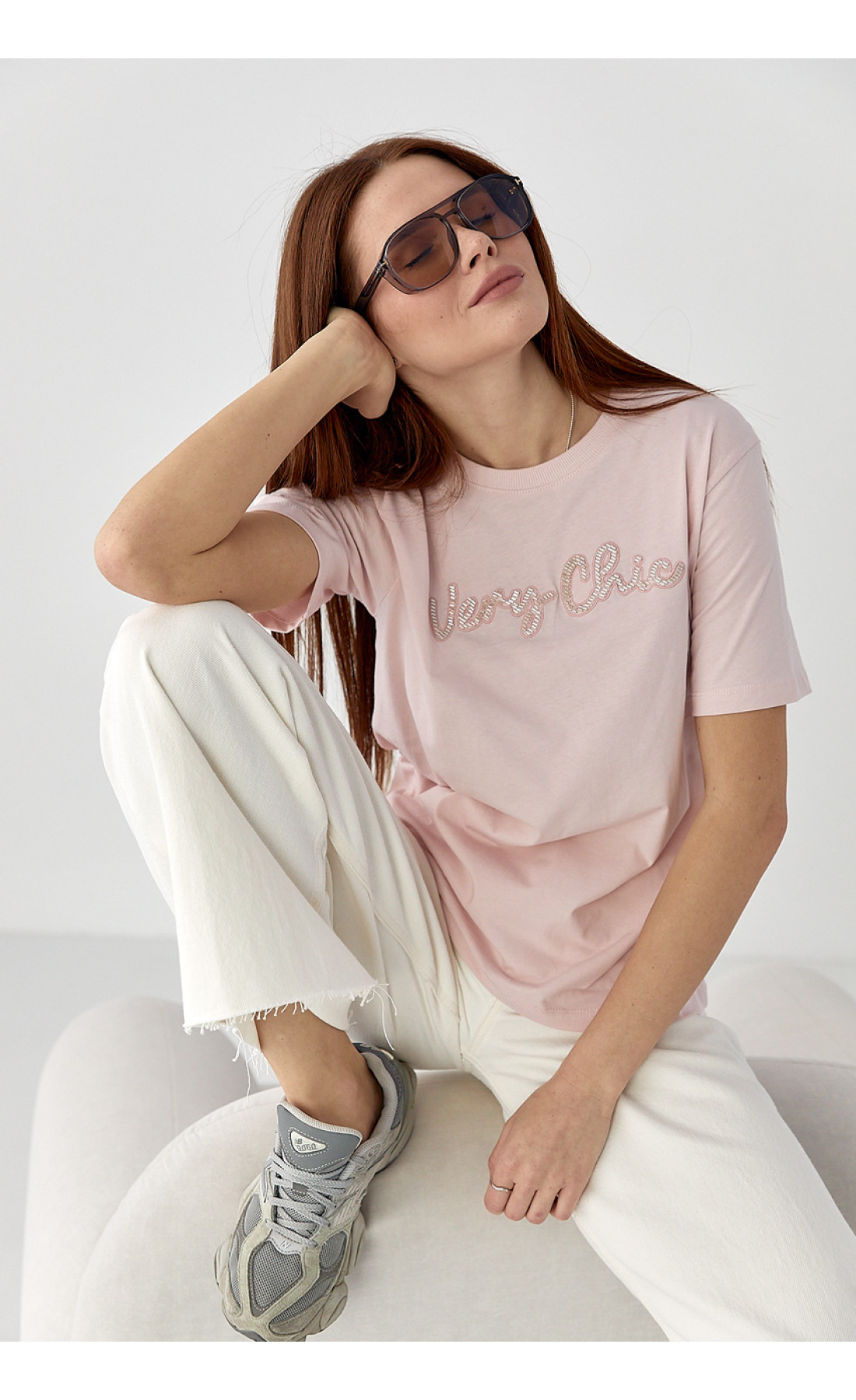 Футболка з написом Very Сhic із бісеру  пудра колір