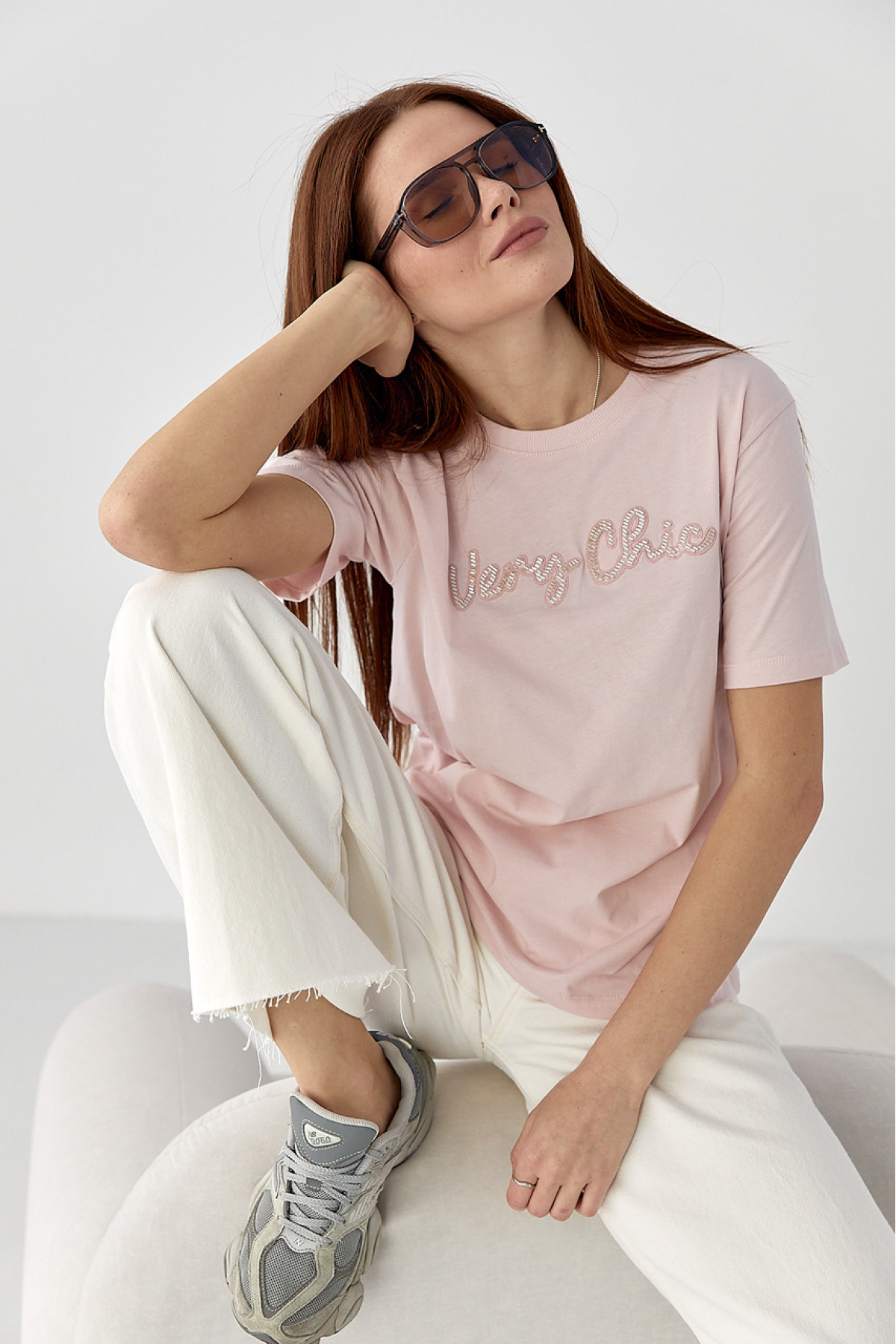 Футболка з написом Very Сhic із бісеру  пудра колір