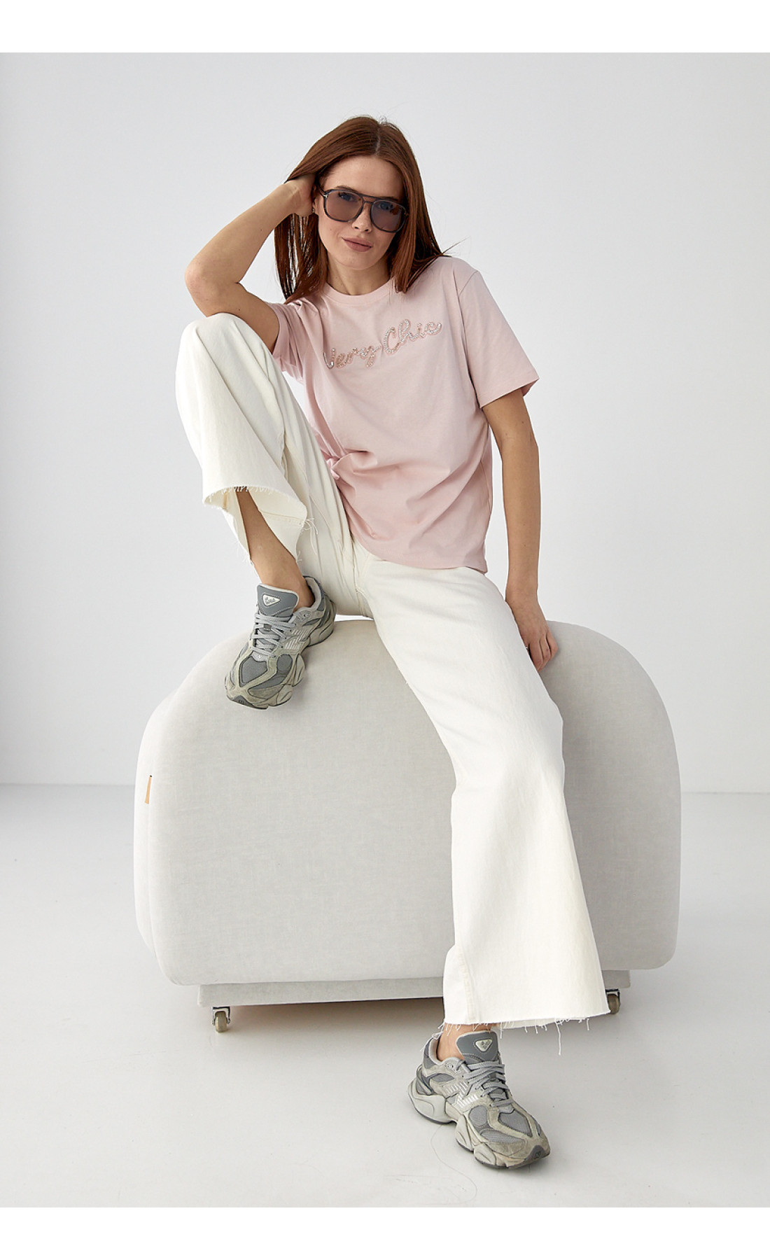 Футболка з написом Very Сhic із бісеру  пудра колір